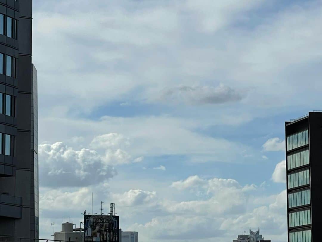 渡辺瑠海さんのインスタグラム写真 - (渡辺瑠海Instagram)「. 先週の#イロドリ は秋の雲☁️  空高く広がる薄い雲が秋によく見られる雲なんだそうです  写真2枚目の下の方にある もくもくとした雲は夏の雲☀️ 違いがわかるでしょうか？？  今夜のサンデーステーションは いつもより1時間遅い22:00からです よろしくお願いします☺️  @m_maglie_le_cassetto_official  @superiorcloset_ined_official   #サンステ #サンデーステーション #お天気コーナー #きょうのイロドリ」9月10日 17時31分 - rumi_watanabe_ex