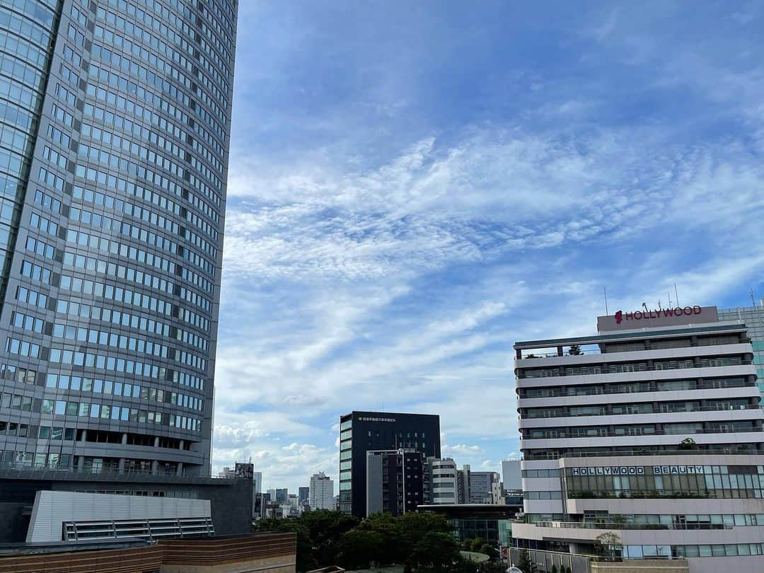 渡辺瑠海のインスタグラム：「. 先週の#イロドリ は秋の雲☁️  空高く広がる薄い雲が秋によく見られる雲なんだそうです  写真2枚目の下の方にある もくもくとした雲は夏の雲☀️ 違いがわかるでしょうか？？  今夜のサンデーステーションは いつもより1時間遅い22:00からです よろしくお願いします☺️  @m_maglie_le_cassetto_official  @superiorcloset_ined_official   #サンステ #サンデーステーション #お天気コーナー #きょうのイロドリ」