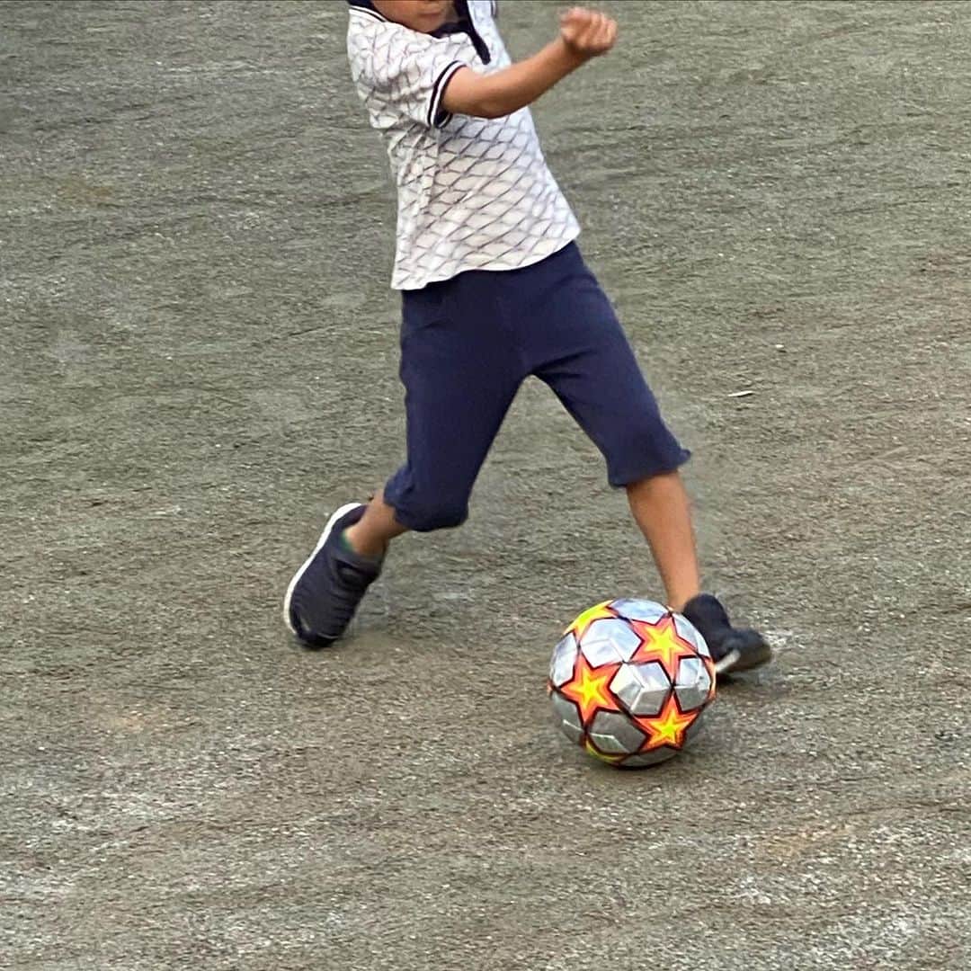 宋美玄さんのインスタグラム写真 - (宋美玄Instagram)「サッカーが盛り上がっているので息子にせがまれボール⚽️を買いに。ちょうど息子好みの派手派手ボールがスペシャルプライスになってました。 夕方、ちょっと涼しくなるのを、待って公園へ。夏の間暑すぎたけど、また公園通いの日々が来そうです。 #サッカー #サッカーボール #学校の授業でしかやったことない #練習してね #ラーくん #7歳 #成長の記録」9月10日 17時31分 - mihyonsongkobe