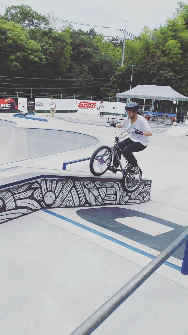 大池水杜のインスタグラム：「It’s been a long time since I put on a peg for @simplesession 🇪🇪  ペグつけた〜！久しぶのペグ楽しい😋 @visavis_jp #slopeshot #VANS #bern #タウン情報おかやま #ライト電業 #bmx #bmxgirl #bmxfreestyle #bmxwomen #simplesession23」