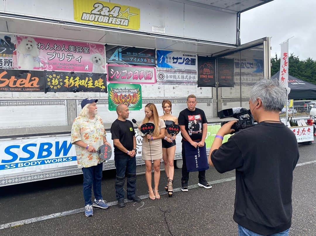 MIUのインスタグラム：「自動車情報番組【CarXs】 収録でした✨ 放送おたのしみにー🎀✨  番組オープニングテーマ曲 桜井MIU/be self起用中🫶」