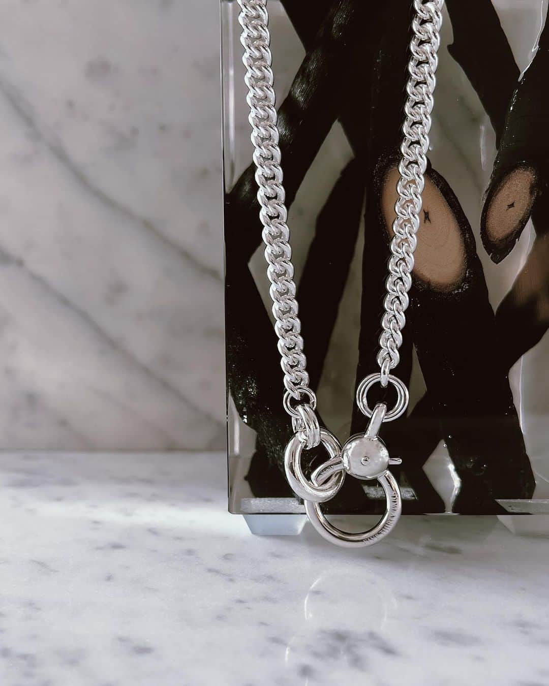 アーカーのインスタグラム：「Chunky Round Curb Chain Necklace Available at fivethirtypark.com  すべてのパーツをSILVER925で製作し、職人が手作業で組み上げ完成させる重厚感のあるネックレス。 ボリュームのあるオリジナル金具がアクセントに✔️  #530park #fivethirtypark  #mensjewelry #unisexjewelry  #unisex #GenderNeutralJewelry #jewelry #silverjewelry  #ファイブサーティパーク #ユニセックスジュエリー #silver925」