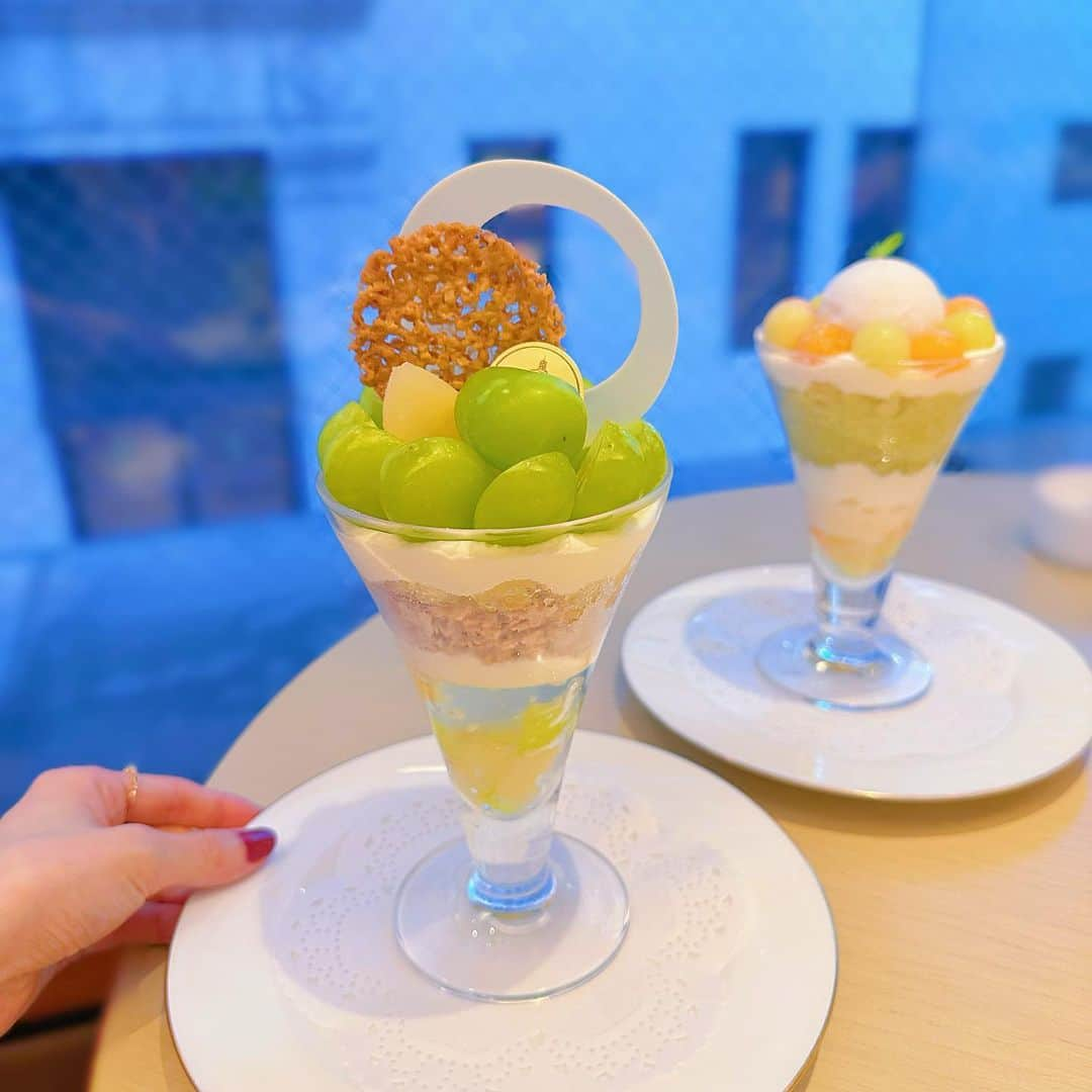 黒坂優香子さんのインスタグラム写真 - (黒坂優香子Instagram)「🍨🫧  母とデートした日に食べた 和光ティーサロンの葡萄パフェ。  シャインマスカットがたくさん乗っていておいっしすぎてペロリだった…！  生クリームたっぷりで甘々なのは苦手なんだけど、 これは上品で大人な甘さ♡！！  後ろに見えてるメロンパフェもサッパリしてて美味しかったなぁ🍈♡  幸せ時間でした🫶🏻  #カフェ #銀座カフェ #パフェ #葡萄パフェ」9月10日 17時46分 - yukakokurosaka0606