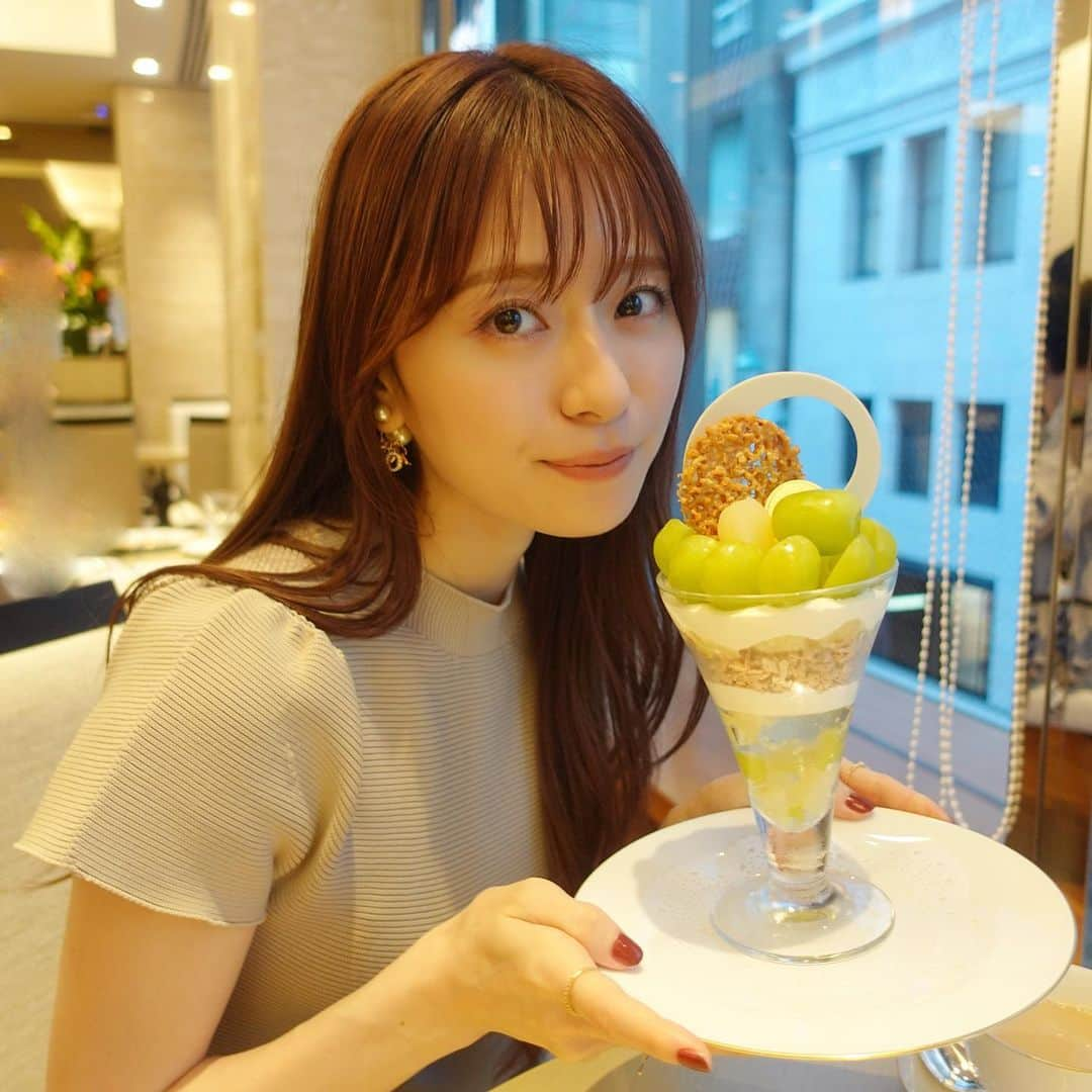 黒坂優香子さんのインスタグラム写真 - (黒坂優香子Instagram)「🍨🫧  母とデートした日に食べた 和光ティーサロンの葡萄パフェ。  シャインマスカットがたくさん乗っていておいっしすぎてペロリだった…！  生クリームたっぷりで甘々なのは苦手なんだけど、 これは上品で大人な甘さ♡！！  後ろに見えてるメロンパフェもサッパリしてて美味しかったなぁ🍈♡  幸せ時間でした🫶🏻  #カフェ #銀座カフェ #パフェ #葡萄パフェ」9月10日 17時46分 - yukakokurosaka0606