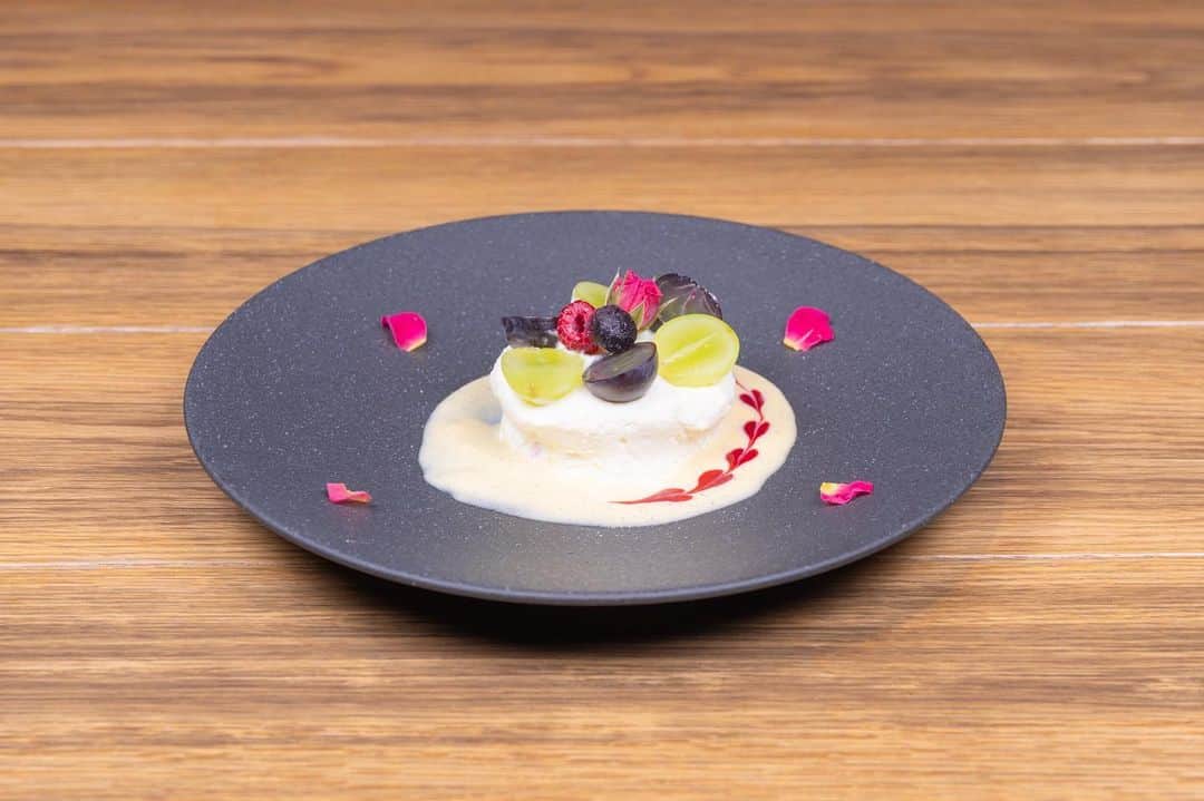 Bar足跡のインスタグラム：「SWEETSBAR足跡  9月 新メニュースイーツのご紹介  クレームダンジュ  チーズの塩味とフランボワーズソースの酸味がほどよく混ざり合う。 葡萄とマスカットで花びらを、バラで華やかさを演出。 チーズ好きにはたまらない一品。  【ペアリングカクテル】 ・果実の健康カクテル (ジン、ベリー、アセロラ)  ꧁——————————꧂  SWEETS BARグループの公式LINEができました。 全店舗で使えるお得なショップカードも配信していますので、ぜひお友達追加して当店をお得にご利用ください。  【営業時間】 終日19:00〜27:00〜(最終入店26:00)  皆様のご来店を心よりお待ちしております！  ꧁——————————꧂  【姉妹店】 @sweetsbar.ashioto  日〜木曜、祝日18:00〜25:00(LO.24:00) 金土、祝前日18:00〜27:00 (LO.26:00) 定休日 不定休」