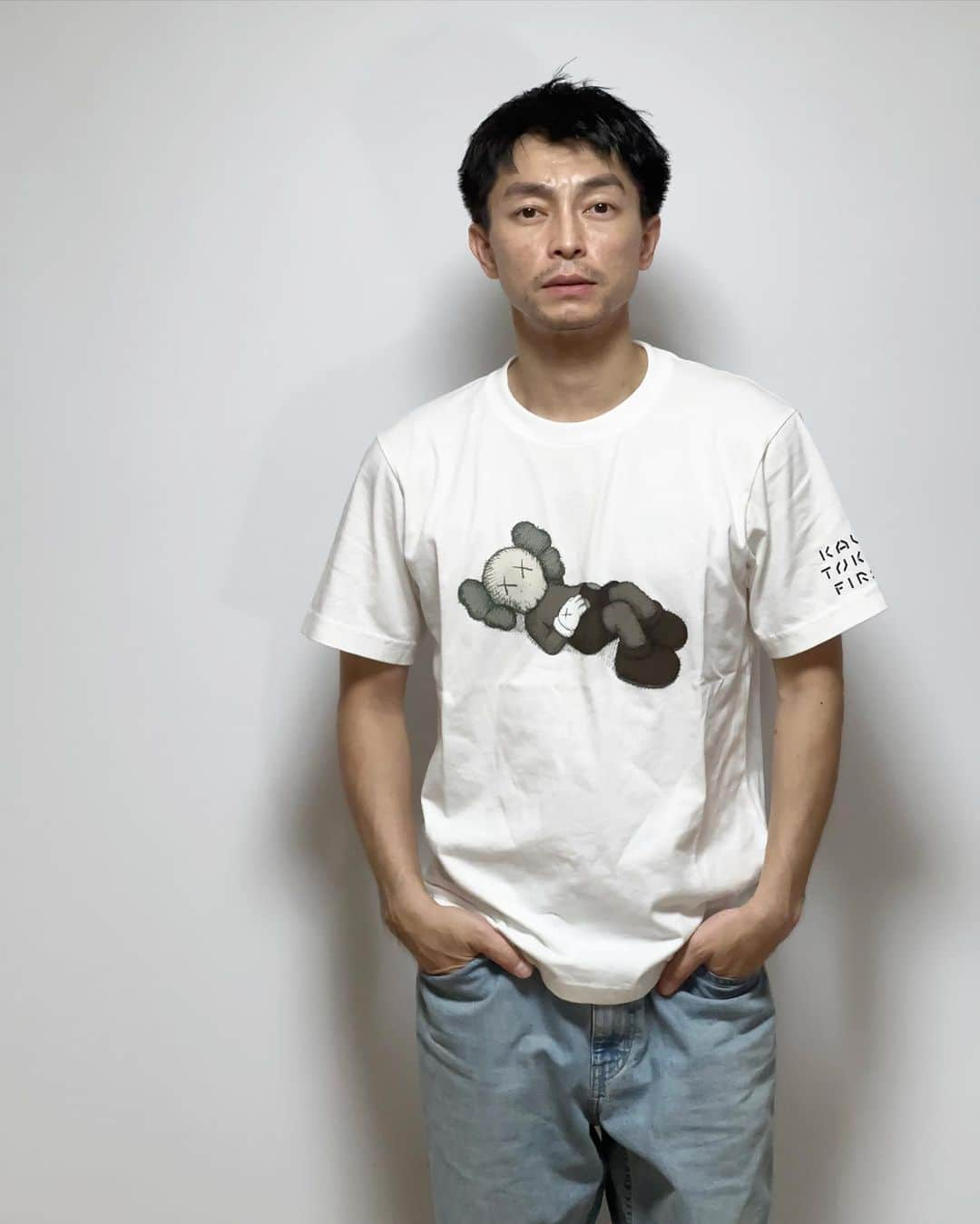 遠藤雄弥のインスタグラム：「. UNIQLOコーデ  @uniqlo_jp @kaws   #UNIQLO #ユニクロ #KAWS #カウズ」