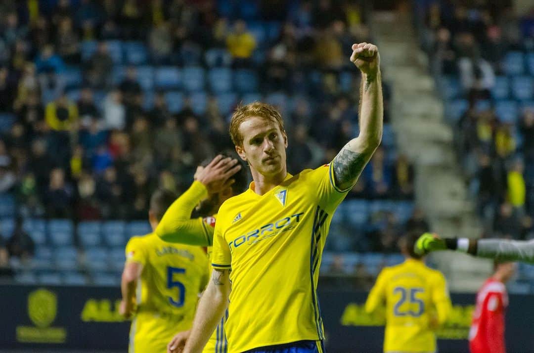 アレハンドロ・フェルナンデス・イグレシアスのインスタグラム：「Felices 113 años💛💙  7 años defendiéndote🏹  Siempre orgulloso y feliz de ser una pequeña parte de tu gran historia.  Somos sin duda, el mejor equipo del mundo💪」