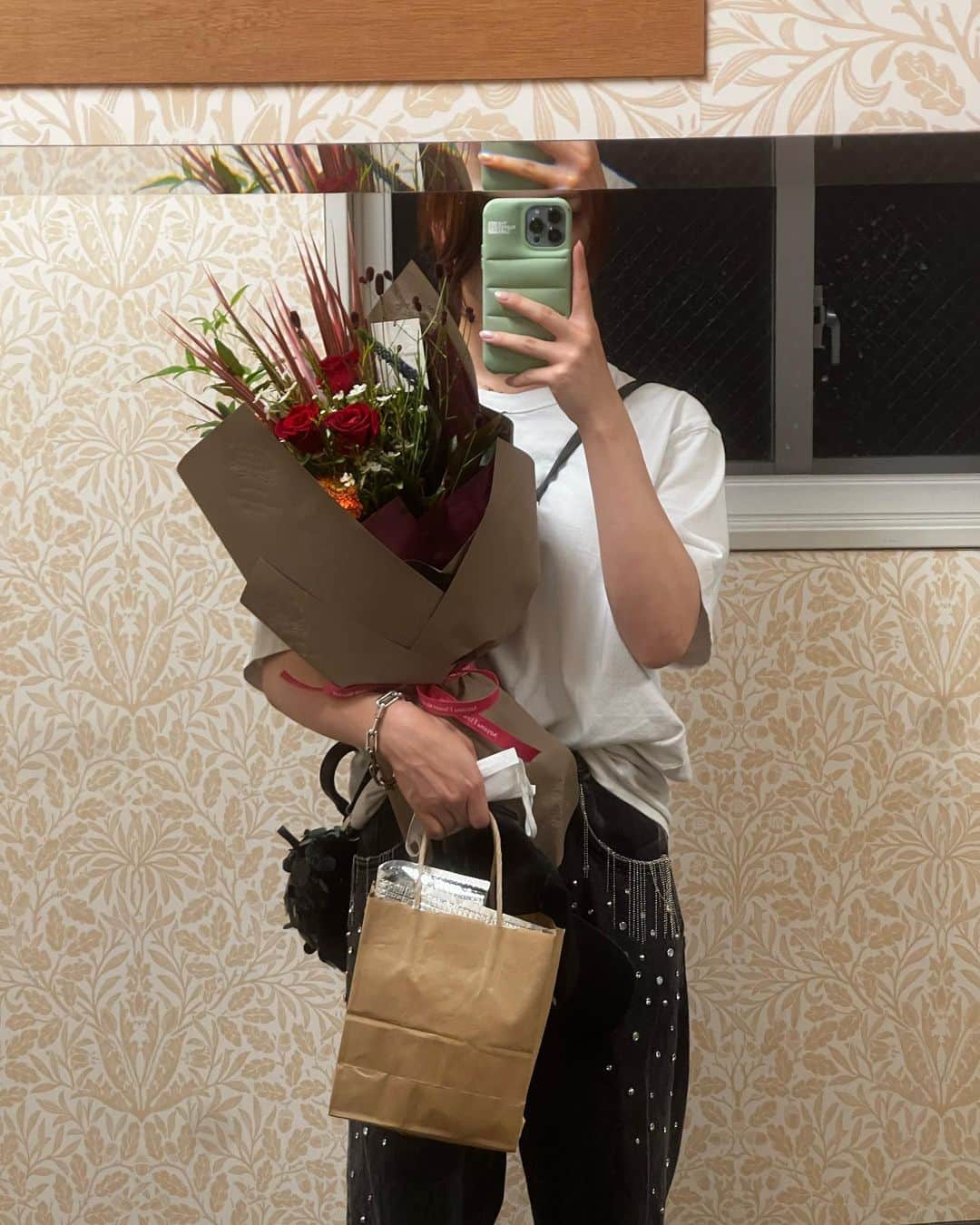 井手上漠さんのインスタグラム写真 - (井手上漠Instagram)「最近のもろもろと自撮りと☺︎ 撮影でもらったお花には赤い薔薇が。 花言葉は愛情、ロマンス。 あー。、いい 柔らかい幸せだ かみしめます」9月10日 17時44分 - baaaakuuuu