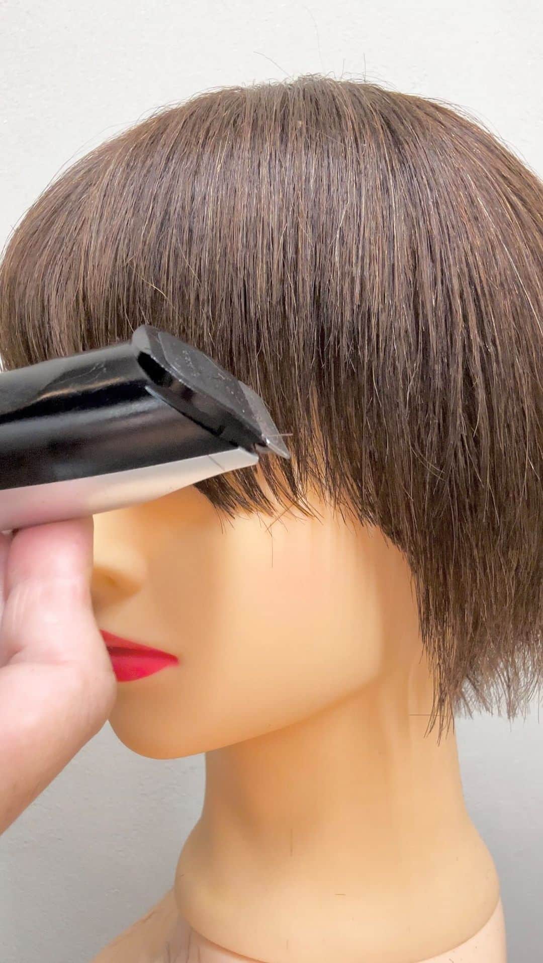 鶴谷和俊のインスタグラム：「バリカンでカット✂︎  To cut with clippers. 바리컨으로 커트하다  使用剃頭機修剪  使用电推剪修剪   #カット #ヘアカット #ヘアスタイル #髪型 #ทรงผม #ตัดผม #頭髮款式 #剪頭髮 #hair  #hairstyle #hairstyles #hairstyleideas #hairstylest #hairstyle #hairstylevideo #머리스타일 #머리스타일 #긴머리레이어드컷  #긴머리레이어드펌  #레이어드컷  #레이어드펌  #c컬  #여자머리  #여신머리  #하움 #허그컷  #허그펌」