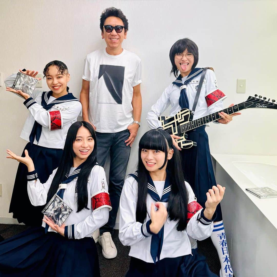 布袋寅泰のインスタグラム：「最近僕は会いたい人にバッタリ会う才能がある！最近1番ハマってて会いたかった新しい学校のリーダーズの皆さんがMステの楽屋にご挨拶に来てくださった！年甲斐もなくドギマギしてカッコつける余裕もなく素の笑顔。リーダーズの皆さん、ありがとうございました！ギタリズム7楽しんでください！　@japan_leaders @suzuka_leaders @rin_leaders @kanon_leaders @mizyu_leaders #新しい学校のリーダーズ #布袋寅泰」