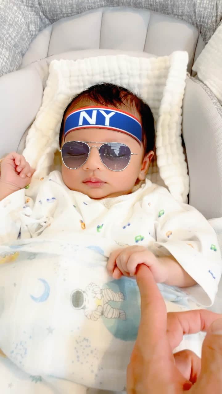 おばたのお兄さんのインスタグラム：「なかなか手繋いでくれない。せっかく仕事早く終わったのに #Baby #おばたのお父さん」