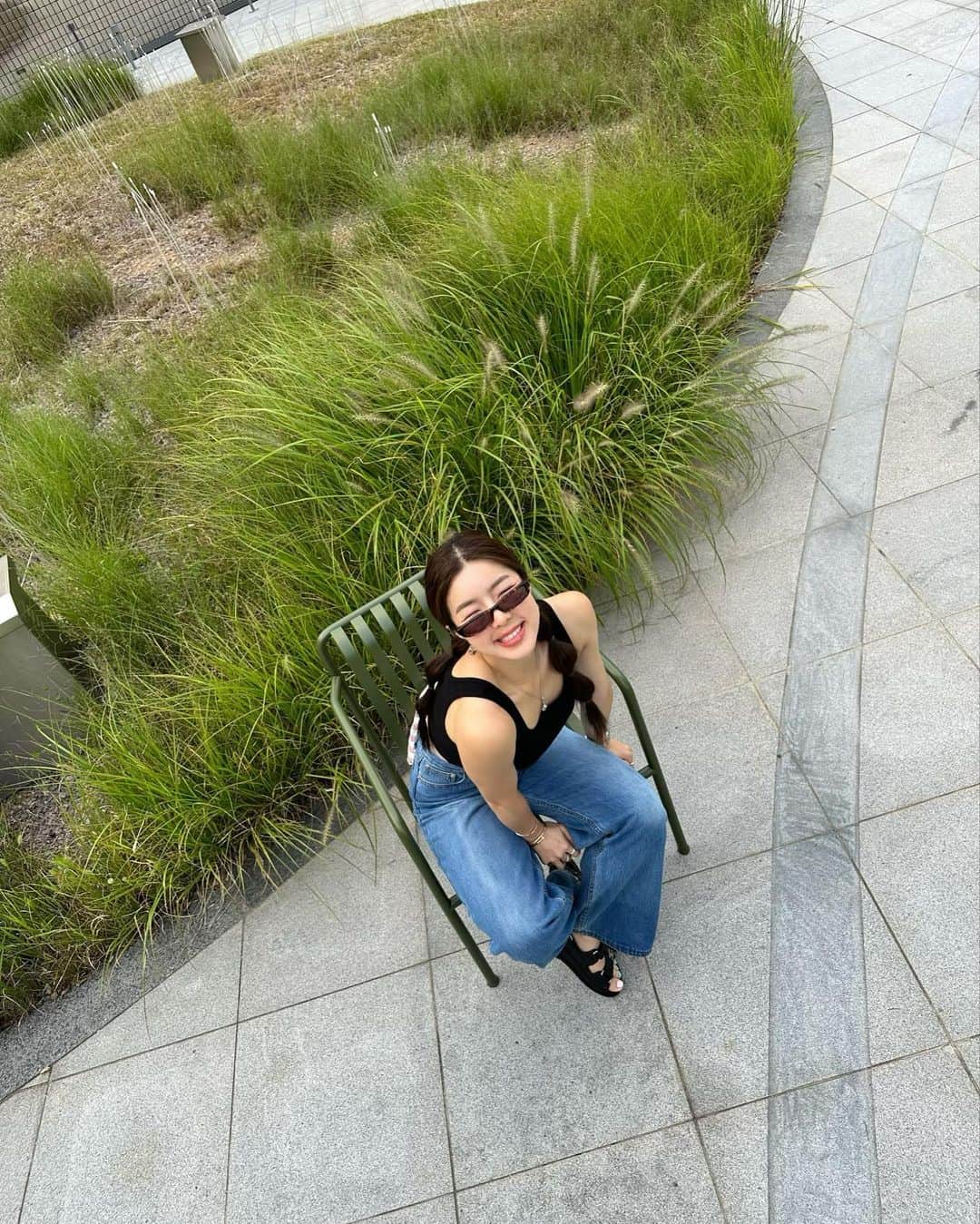 GYEON SEOのインスタグラム：「_* i can sit here all dayyy 🦖 . . นั่งดูเด็กๆวิ่งเล่นน้ำ ลมเย็นสบาย จิบกาแฟ จับมือคุยกันกับที่รัก มีความสุ๊ขขข 🩵 @hunz_iph」
