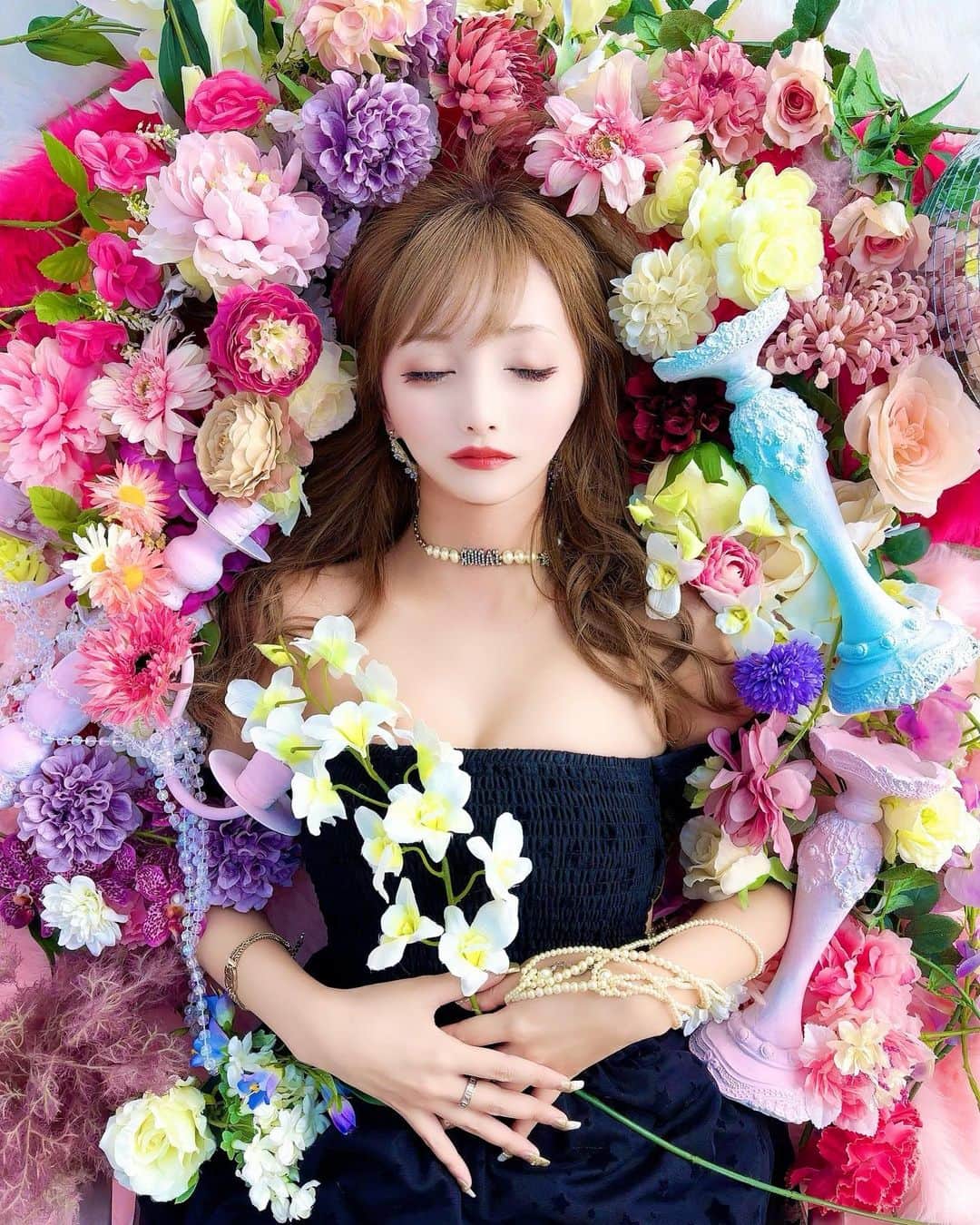 根本弥生のインスタグラム：「🪦💐  今月の姉agehaからの お気に入りの1枚🫶🏻 『ねもやよの理想のお葬式🪦🕊️』  私が死んだらこれくらい可愛いく お花カラフルの キラキラいっぱいに セットしてもらお〜♡.°  このねもやよ企画の 撮影しててね、 改めてモデルのお仕事 大好きだなって思ったの😌 なんでも飽きちゃう私が、 気付けば１６年も このお仕事をしてるなんて奇跡✨🫶🏻  てか １６年ってやばくない！？！？ 生まれてから、もう人生の半分 この仕事してるってことだよね⁉️😳❤️‍🔥 そう思うと凄いッッ！！！！！！！  こんなに長くモデル やらせてもらえるなんて 思ってなかったなぁ…☺️💐  １６年もこうしてモデルの お仕事させてもらえてるのは 応援してくれる皆の存在と 私を拾ってくれた egg、Scawaii、 そして姉agehaのおかげです🍀 ありがとうございます🩷😊  出れる限り雑誌はずっと出てたい！ 撮影大好きだし、 やっぱり紙が好きだから😊 これからもよろしくお願いします＼♡／  .」