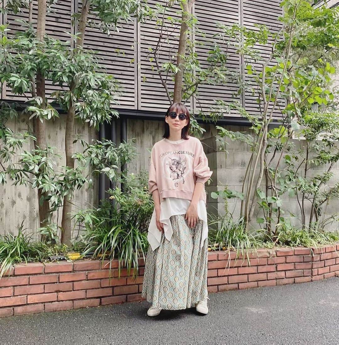 森口瑤子のインスタグラム：「. . 一年を通してサングラスは ほとんどしないのですが、 たまに、本当にたま〜に します。 早朝ロケの時とか、ものすごく眠いときとか。 サングラスが、「たまにはつけてよ」って主張してる時とか。 しかし、蒸し蒸ししますねえ毎日。 . #そろそろ秋近コーデ #いや9月だし #サングラス @ottodame_jp」