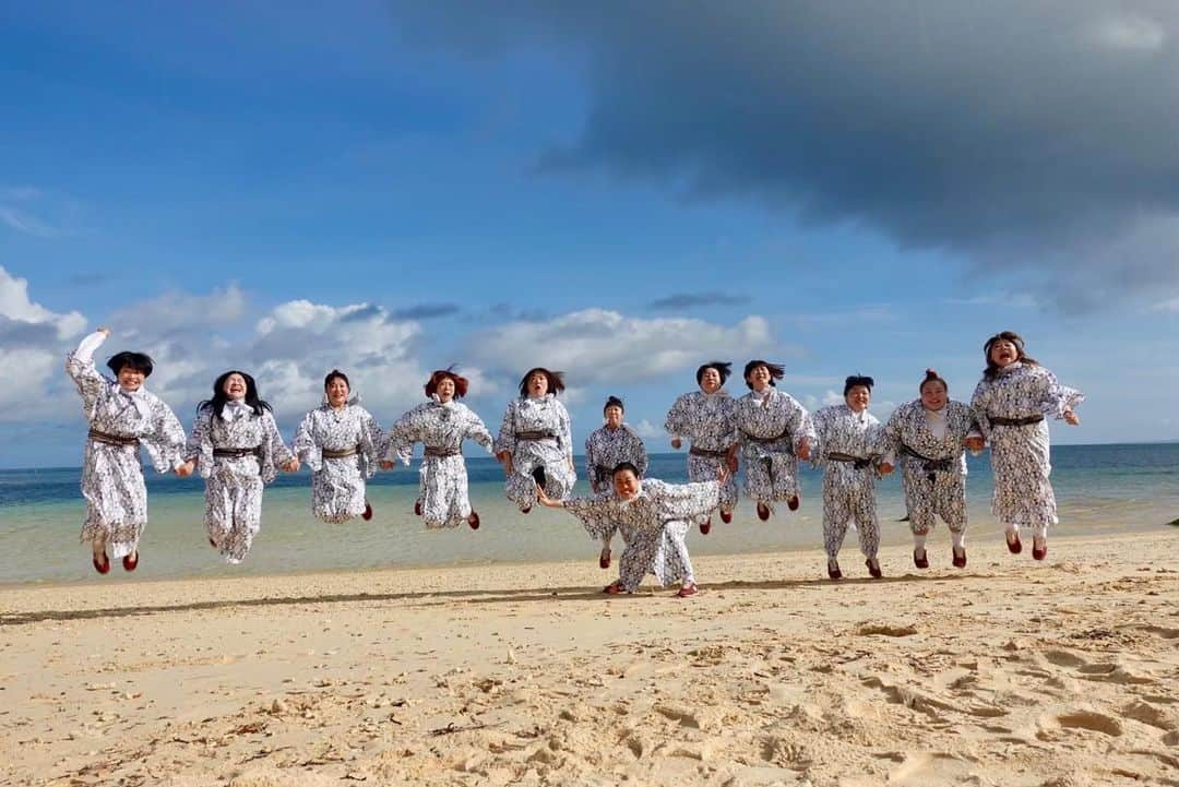 川村エミコさんのインスタグラム写真 - (川村エミコInstagram)「ジャンプ！！でチーズ！！  ☺️🏖️🌺✨✨✨✨✨✨  本日 9月10日日曜日 よる7時58分〜  1時間半スペシャルです。  #日本テレビ #世界の果てまでイッテq  #女芸人一芸合宿  #沖縄 #沖縄三線  みんなで 沖縄🌺三線 がんばりましたっ！  よろしくお願いします。  #いとうあさこ さん #森三中 さん #椿鬼奴 さん #バービー さん #やしろ優 さん #おかずクラブ さん #ガンバレルーヤ さん #川村エミコ  🌺🏖️✨🌺🏖️✨😊」9月10日 17時57分 - kawamura_emiko