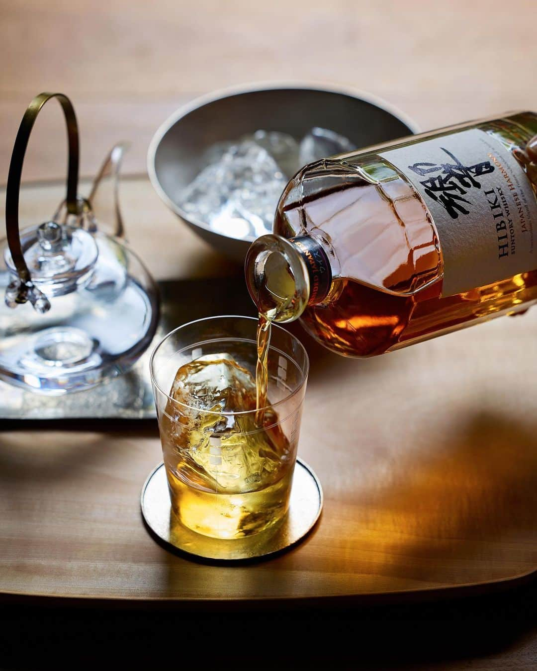 響 | SUNTORY WHISKY HIBIKIのインスタグラム：「. HIBIKI TIME ~二十四節気・白露~  こころを潤す、ひとり時間のはじまり。 Begin indulging in moments of solitude to nurture your soul.  #hibiki #響 #hibiki_time #二十四節気 #24seasons #白露 #hakuro #withnature #初秋 #autumn #ちろり #錫皿 #切子 #kiriko」