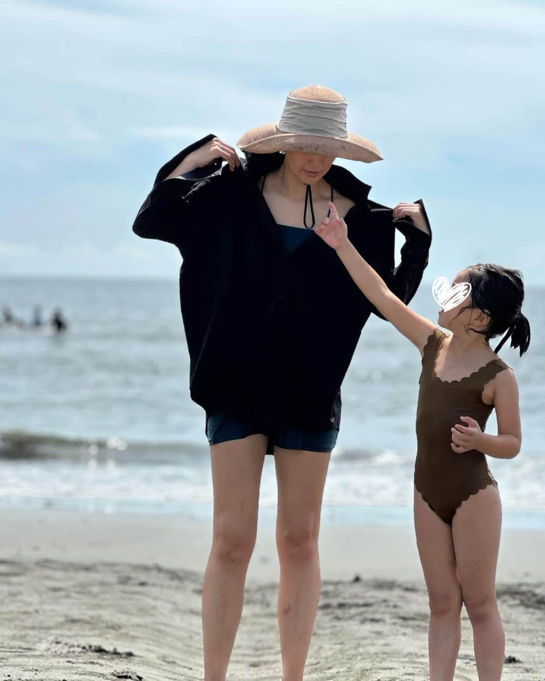鈴木六夏のインスタグラム：「麦わら帽子、水着、ビーサン。 夏はたくさんお世話になりました♡  でも今年は9月でも まだまだお世話になりそう…!!!  #マキちゃんとこのビーサン #来年も楽しみっ！」