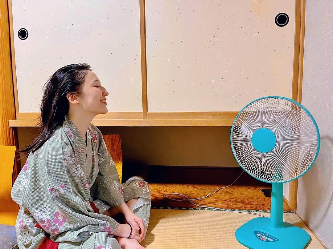 七瀬りりこのインスタグラム：「今年の夏は暑かったねー💦  #いつかの写真 #思い出写真 #扇風機らぶ」