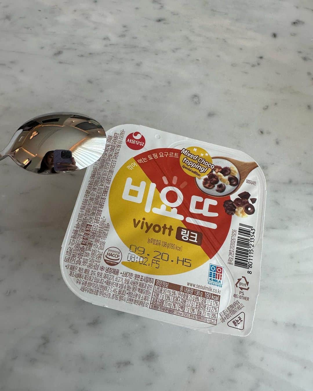 小澤名代さんのインスタグラム写真 - (小澤名代Instagram)「韓国くると美味しい食べ物多すぎて食欲増える！ 1日で食べたもの達🤤  チュロスと話題のヨーグルトをサムギョプサルの後に食すさあやちゃん。 モデルは夜に食べても太らないのです。  私はバッチリ食べた分つく体質なので、朝まで我慢🥺  #韓国グルメ #韓国カフェ」9月10日 17時59分 - ozawanayo