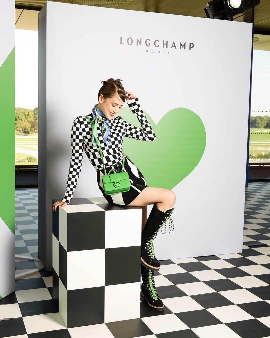 藤井夏恋のインスタグラム：「Thank you for inviting me✨🐎🇫🇷  I was happy to watch horse racing while wearing Longchamp items!🥰  Merci!! @longchamp 💞  @longchamp #LongchampAtTheRaces #LongchampFW23 #ロンシャン」