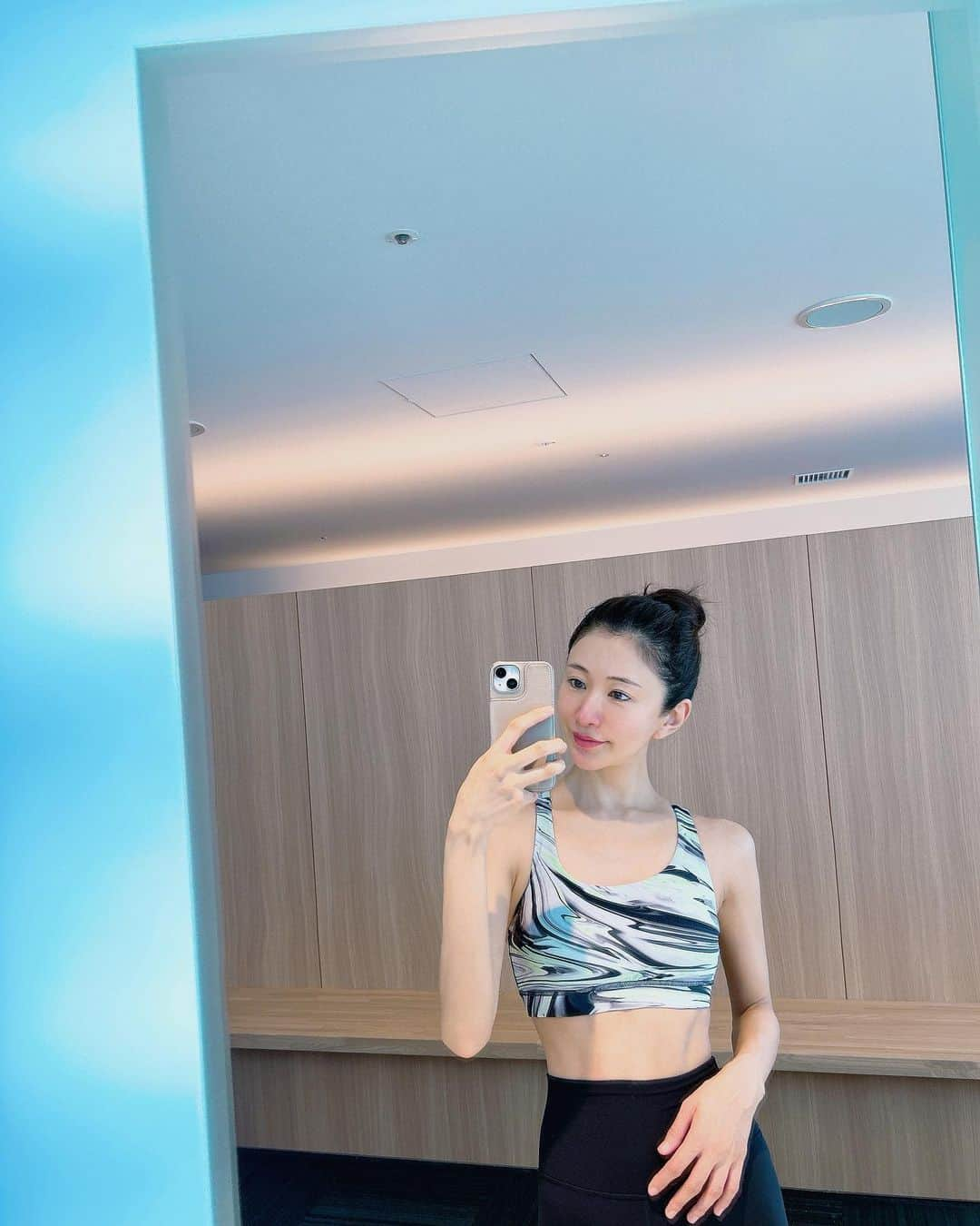 中村江莉香のインスタグラム：「#サウナで整い 🧖‍♀️ 自分でもビックリするほどにサウナ、水風呂、温泉♨️にハマっています🫨‼️ 彼の影響で好きになり、着いていく事が多い私でしたが、、最近はサウナのある施設を探したり、一人でも行き始めています🫡♨️笑  35歳で新しい趣味、好きな事が増えて嬉しい☺️🩷🩷 #サウナ好きな人と繋がりたい   #自称サウナー と言いたいところですが、、結構#ガチサウナー に進化しました🧖‍♀️サウナと水風呂の無い生活は考えられない🫨笑！！  今日は...NEW OPENした#コリドーの湯 に行ってきましたよ😋♨️  90℃のドライサウナ☀️スチームサウナ🚿水風呂15℃💧作業スペースも数が多く、広く、混んでいない、🛜フリーWi-Fi、ノマドワーカーにとっては銀座駅近で最高🫡 11:00-朝9:00 まで🧖‍♂️  #サウナー女子 #ガチサウナー女子 #ガチサウナーに進化 #サウナ女子 #サウナを愛でたい #サウナ女子と繋がりたい #ガチサウナーサ旅 #水風呂が好き #水風呂マニア @corridornoyu_ginza #グランベルスクエア #東京サウナ #銀座サウナ #corrido #ノマドワーカー #ノマドワーカーにオススメ #ノマドワーカーの日常 #ノマドワーカーにはサイコーな場所 #作業スペース #サウナ施設紹介ツアー #サウナ紹介 #一人サウナ #ぼっちサウナ #サウナイキタイ #毎日サウナ #整いました♨️」