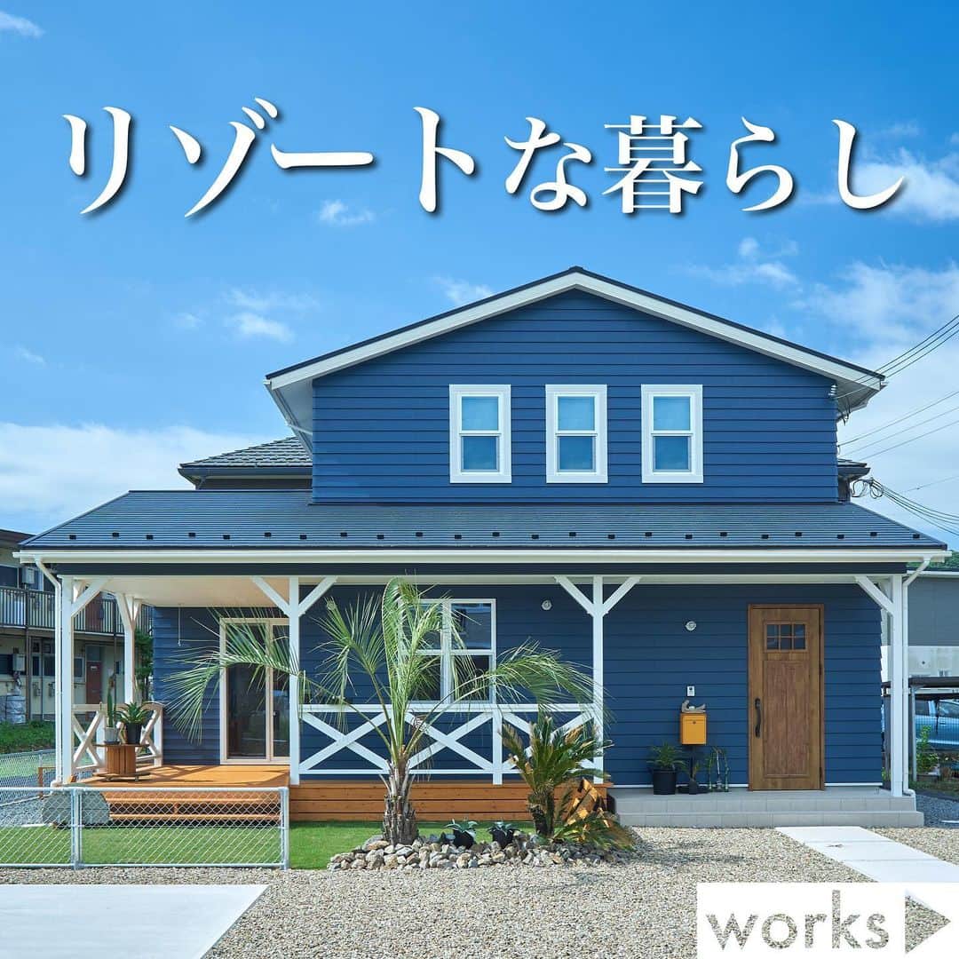 homelife 夢を叶える暮らし方のインスタグラム：「【リゾートな暮らし】 ・ 爽やかなブルーが素敵な カリフォルニアスタイルのお家🏝 ・  皆様のいいね❤️コメント💭が励みになります☺️ インスタの仕様変更に伴い、フォローしていただいていても届きにくい可能性があるようです😢 通知設定をしていただけると嬉しいです🔔  こちらのお家はアーキホームライフのお施主様邸の施工写真です🌟 その他の施工写真は、 @archihome_official のからご覧いただけます🏠 ＿＿＿＿＿＿＿＿＿＿＿＿＿＿＿ " #世界一あなたらしい住まいを " 「すべての人に最高の住まいを届けたい」 デザイン、品質、価格、どれも妥協しない家づくりを追求しています。 アーキホームは大阪・京都・兵庫・滋賀・奈良・和歌山（一部）・福井（一部）で家づくりをしている会社です🏘 ＿＿＿＿＿＿＿＿＿＿＿＿＿＿＿ ☆グッドデザイン賞2020 ☆ハウスオブザイヤーインエナジー2022特別優秀賞 ☆SUUMO関西工務店ランキング1位 ＿＿＿＿＿＿＿＿＿＿＿＿＿＿＿ . #リビング #ダイニング #キッチン #LDK #サーファーズハウス #外観 #リゾート #新築 #注文住宅　 #家づくり #新築一戸建て #新居 #自由設計 #空間デザイン #戸建て　 #おしゃれな家 #施工事例 #ホームライフ #アーキホーム #統一感 #空間デザイン #パッシブデザイン #関西ナンバーワンの住宅メーカー #100年の暮らしを考える」