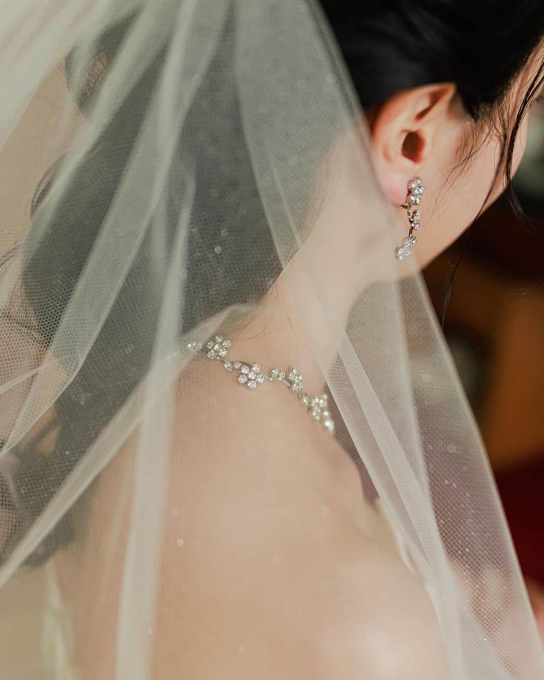 のインスタグラム：「* お支度中のご新婦様…♡  * 1日1組限定、貸切wedding 記憶に残る1日をお過ごしください🕊️  *  指帆亭 Shihantei Pine Tree Resort （月・火曜日定休日、祝日の場合は営業） TEL:0463-43-1611 * 〒259-0123 神奈川県中郡二宮町二宮下向浜36 アクセス ・JR二宮駅より徒歩10分 ・お車でご来店の場合、無料駐車場を完備しております ナビゲーションシステムをご利用の際は、目的地に「二宮町立 二宮中学校」と設定をお願い致します。 *  #shihantei #指帆亭 #結婚 #結婚式 #二宮 #湘南 #茅ヶ崎 #平塚 #藤沢 #小田原 #大磯 #鎌倉 #二宮駅 #記念日 #貸切 #海 #海が見える #リゾート #リゾートウエディング #ガーデン #プレ花嫁 #ウェディング #ブライダルフェア #ウェディングフォト  #フォトスポット #ウエディングドレス #披露宴 #レストランウェディング#湘南ウェディング」