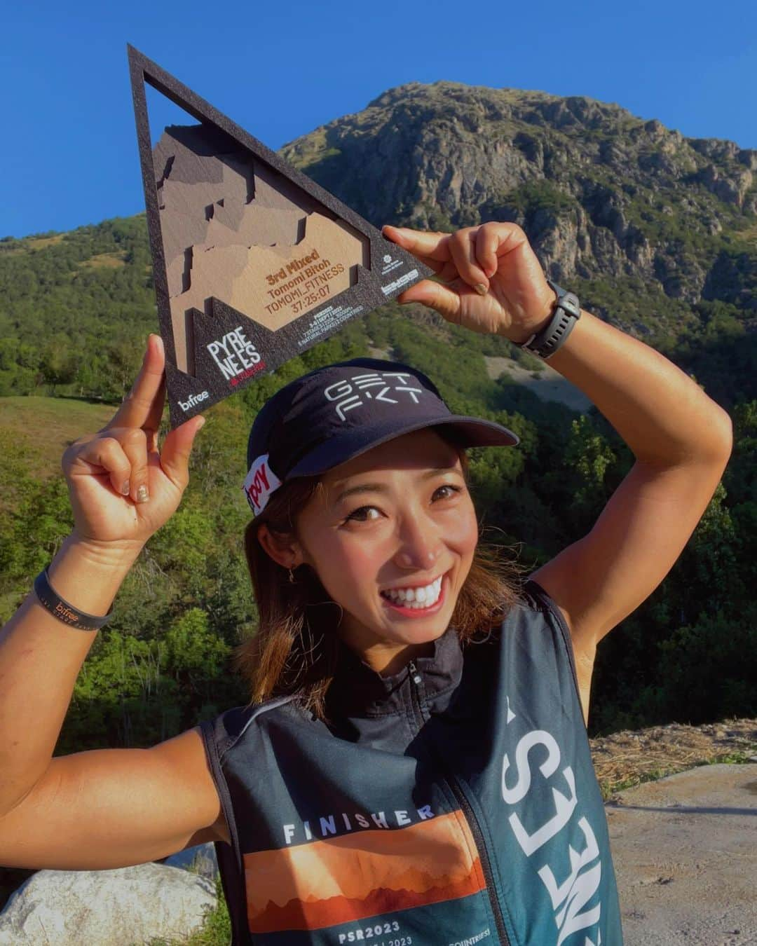 TOMOMIのインスタグラム：「🇪🇸 @pyrstagerun ⛰️220km  MIXED 3rd🥉🏃‍♂️🏃‍♀️  1週間、沢山の応援本当にありがとうございました！！  みなさんの応援が無かったら絶対に途中で壊れてました😭💦  喝を入れてくれた最高の仲間にも感謝です🥲✨  ただ今回のレースで改めて自分の弱さを痛感🥲 本当に伸び代しかないので もっと練習して強くなります✊🔥🔥🔥  レース結果📝 stage1🥉27km 2400m＋ stage2🥇 35km 1700m＋ stage3🥉39km 2200m＋ stage4🥈20km 1900m＋ stage5 4th 40km 2,700m ＋ stage6 5th 27km 1,800m ＋ stage7 🥉33km 2300m ＋  人生そんなに甘くない！！ 世界一になるには 世界一になる為の練習をして メンテナンスして コンディション整えて、、、 全てが大切なのに私は口だけの勢いだけで 本当に色々欠落だらけでした。  11月の @everesttrailrace はエベレストという世界最高峰の山での挑戦です⛰️🏃‍♀️  今回よりもちゃんとヤバ過ぎるので まじでしっかり練習して強くなりたいと思います🔥🔥🔥  (今回のレースで自分の弱さを知ってこのままではヤバいと怖くなりました。。。)  SEIZE YOUR DREAM #有言実行 世界一になります！！  @merrelltestlab athlete 🏃‍♀️🌏 @merrell @merrell_japan   Special thanks🤝✨ 【#pointpay】 超お得なポイントサイト🎉 ただいま🉐尾藤朋美の応援グッズ10%オフで買えちゃうキャンペーン中！✨ @pointpay.official   【#SPOT🛰️Global star】 私たちの安全を確保してくれる衛星端末！✨ 砂漠🏜️でも電波がない世界でもこの子がいれば安心です☺️💕🌏✨ @spot_llc  【#オレは摂取す】 5年前からひたすら愛用している 最高のエネルギー&リカバリージェル🍎🐟 @orehasesshusu   【#ファイテン】 最強の爆速リカバリー出来ちゃうアイテム充実✨ ファイテンテープは🇪🇸みんなから注目されてて これは何！？って聞かれております🤭❤️ @phiten_official   【GLOBAL Wi-Fi】 海外行くなら安心安定のレンタルWi-Fi🥹✨ めちゃめちゃ助けられております！✨ @globalwifi_official  【オンリーワンスポーツ】 面白い海外レースを教えてくれて世界を広げてくれる @only1sports さん🏃‍♀️🌏✨ 今回もこのレースを教えてくれて 私の世界を広げてくれて本当にありがとうございました😆✨  🤝イベント情報🏃‍♀️✨ 帰国後🇯🇵9/15(金) あさ7:00〜朋トレ 金曜朝ラン☀️🏃‍♀️  是非ぜひ参加してもらえたら嬉しいです😆❤️  #Spain #Pyrénées #athlete #running #marathon #trail #trailrunning #mountain #japan #runner  #尾藤朋美 #世界のBITOH #日本代表 #アスリート #ランナー #トレイルランナー #マラソン #トレイルランニング」