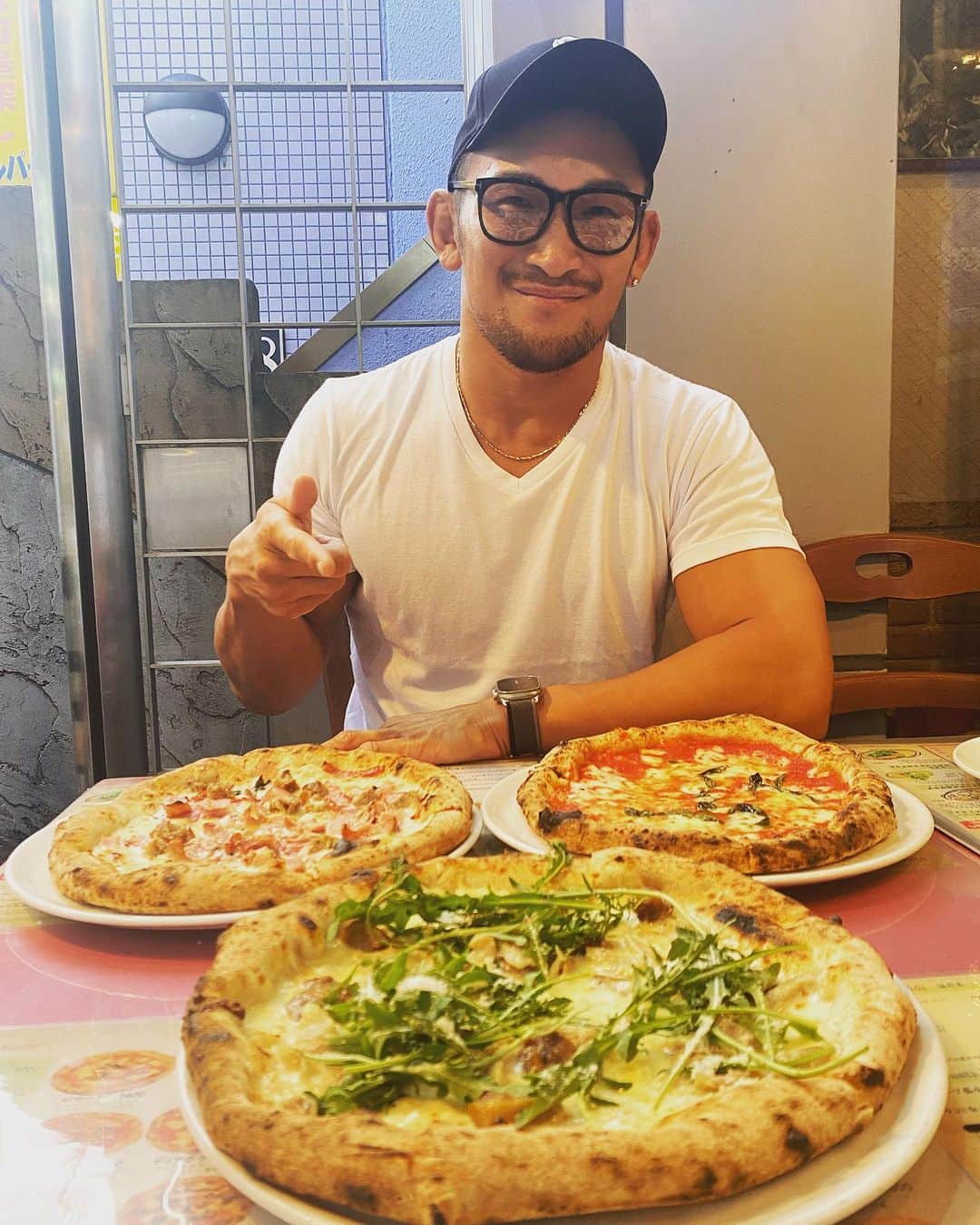 ストラッサー起一のインスタグラム：「・ ・ 久しぶりに食べたピザは美味しかった。  たまにはこう言う食事もいるよね。  明日から東京での練習張り切って頑張ります‼️  #ピザ」