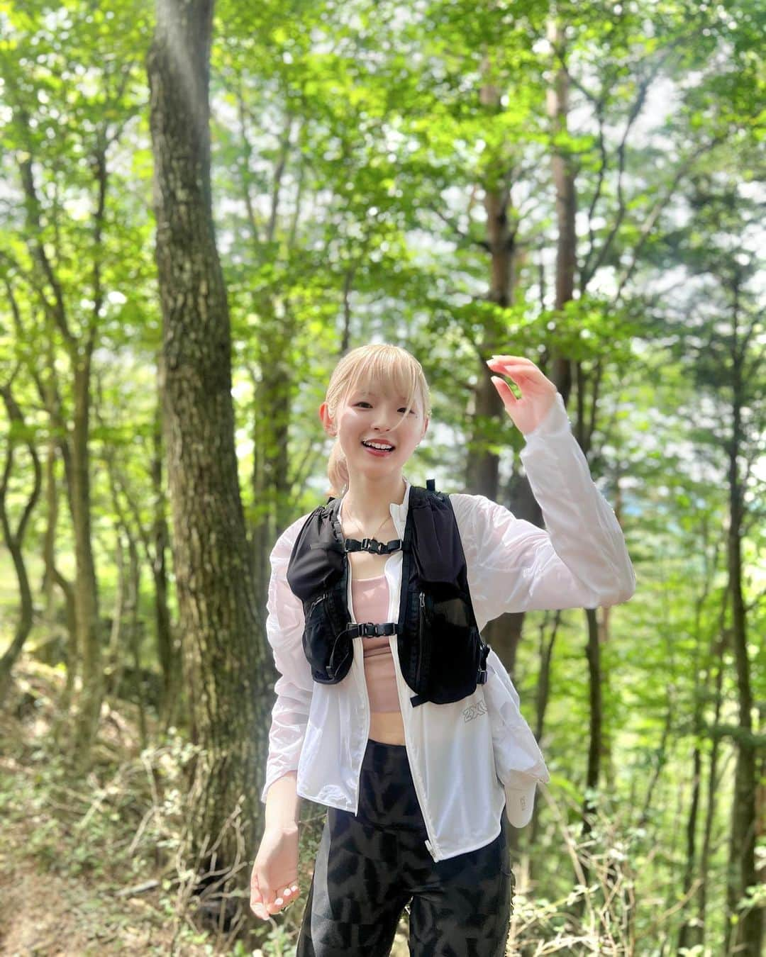 志村美希のインスタグラム：「🏕️ ⁡ 富士山の麓や樹海を走ってきたよ 初めて食べたファラフェルにハマったから 絶対お店も行くって決めた🧆 朝はヨガして美味しい朝ごはん食べて初e-bike🏍️💨 速くて怖かったけどほんとに楽しかった！ 慣れたらもっと楽しいだろうなぁ 初めての洞窟も寝袋もして ガキンチョに戻った気分になりました🪖 ⁡ 都内から90分で行けるアウトドア施設🛶 @fuji_gateway @underthetreeclub @amuse_adventure ⁡🫕 @calin_chowder  🧆 @lapita_de_maisoncinquantecinq 📸 @aratinlutherking_jr」