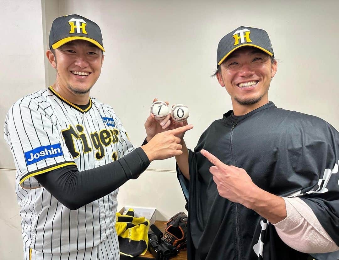 阪神タイガースさんのインスタグラム写真 - (阪神タイガースInstagram)「10勝目をあげた伊藤将司選手と、試合を締めた岩貞選手の筋肉師弟コンビ！ #伊藤将司 選手 #10勝目  #岩貞祐太 選手 #阪神タイガース #JERAセリーグ #ARE」9月10日 18時06分 - hanshintigers_official