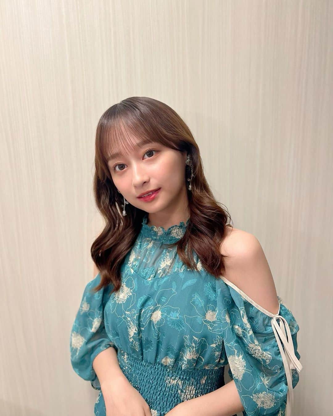 影山優佳のインスタグラム：「日本対ドイツ戦の興奮も冷めやらぬ中、 本日22時からはABEMAスポーツタイムです⚽️⚾️  代表でもクラブでも大活躍中の三笘選手についての情報や、前回初めて正解することができた恒例の野球クイズも！ 今週も盛りだくさんですのでぜひご覧くださいませ👀  お写真は先週の私☺︎ お久しぶりの出演ということで大人っぽくしていただきました！ 今日はいかがいたしましょうかな？(￣▽￣)  #にちよるはスポタイ #abematv  #SAMURAIBLUE #サッカー日本代表 #football #肩」