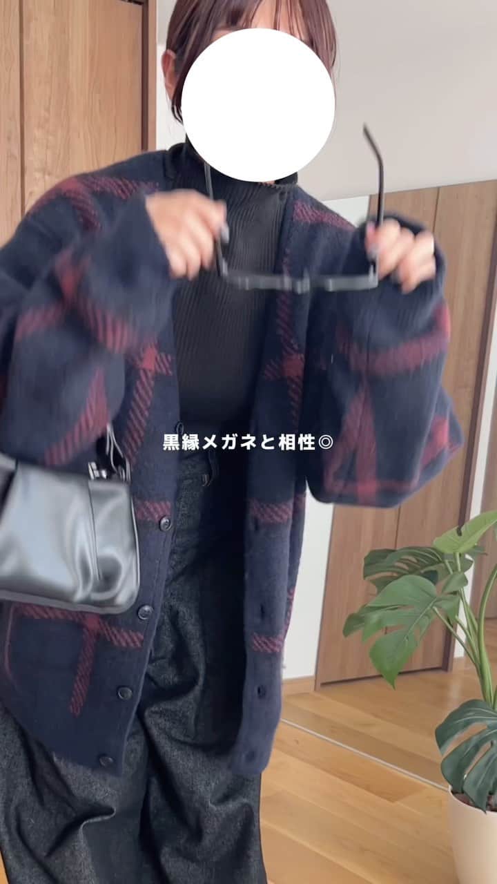 tarouのインスタグラム：「GUの新作カーディガン着てみた！🫧    ◾︎ブラッシュドヤーンカーディガン 69NAVY / Lサイズ @gu_for_all_    シンプルコーデが多い私だけど 珍しく柄ものに挑戦！👀  涼しくなってきたらキャミソール合わせで 沢山着たいな〜😚  チクチクしないから 袖なしトップス合わせてもストレスフリーなのが 個人的推しポイント🫰🏻  オーバーサイズに着たかったから L選んだけど正解すぎ…！  冬に重ね着したい人にもおすすめだよん⛄️    #PR #GU #gu_for_all #guコーデ #gu新作  #カジュアルコーデ #ゆるコーデ #着回しコーデ  #カーディガン #秋コーデ #秋服 #メンズライク  #骨格ストレート #低身長コーデ  #通学コーデ」