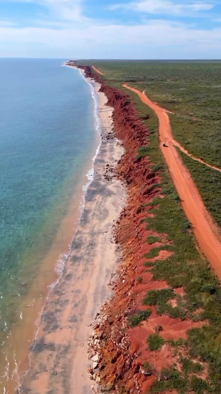 Australiaのインスタグラム：「Just a friendly reminder that THIS is what @australiasnorthwest looks like.... incredible, right? 🤩 Captured here perfectly by @charlie_the_troopy, this snapshot has us packing our bags, DM’ing our mates and heading straight to the #DampierPeninsula in @westernaustralia. This remote region is best explored via 4WD, so cruise along the coastline at your own pace or join a 4WD tour with @instyleadventures or @kimberleywildexpeditions 🚙.   🎥: @charlie_the_troopy   📍: Dampier Peninsula, @australiasnorthwest, @westernaustralia   #SeeAustralia #ComeAndSayGday #WATheDreamState #AustraliasNorthWest #DampierPeninsula」