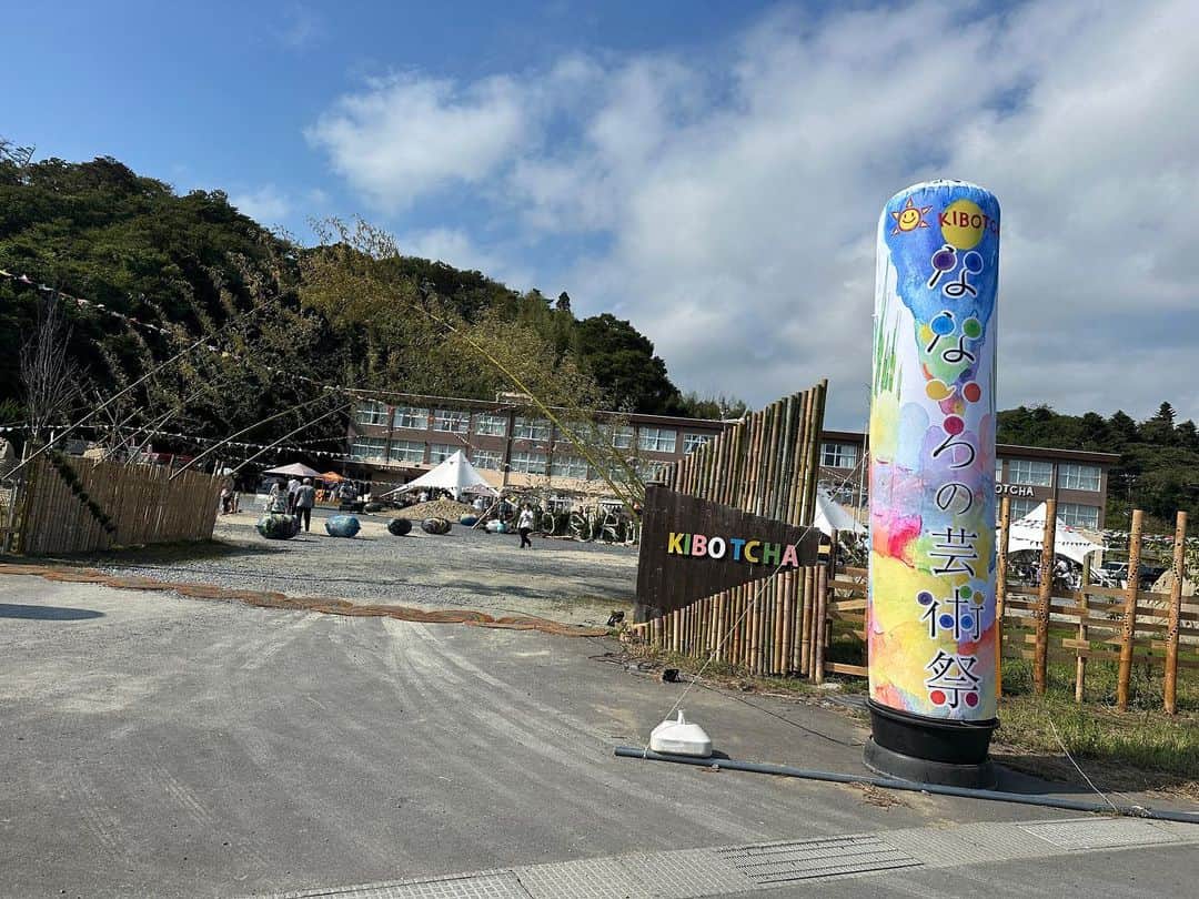 森下千里さんのインスタグラム写真 - (森下千里Instagram)「朝。 #サンドアートジャパンカップ　の表彰式へ。 台風の影響があった中、 雨にも風にも負けないサンドアート作品が並んでいました。圧巻。  自然を感じるアートがテーマでもある #七色の芸術祭　に相応しいサンドアート。  ここ　#野蒜　#東松島　から もっと多くの方に届いてほしいと思います。  そして、 午後に今度は音楽を楽しみに来ました。  時代を超えて届く過去のヒット曲は、 今だからこそ、胸に刺さるなぁと、 昔を思い出しました。  こうして、 色褪せない人と出会えると、 また明日も頑張ろう、 と元気をいただきました。  #キボッチャ のスタッフの皆さん、 陽に焼けて顔が真っ赤！ 本当におつかれさまでした。」9月10日 18時09分 - morishitachii