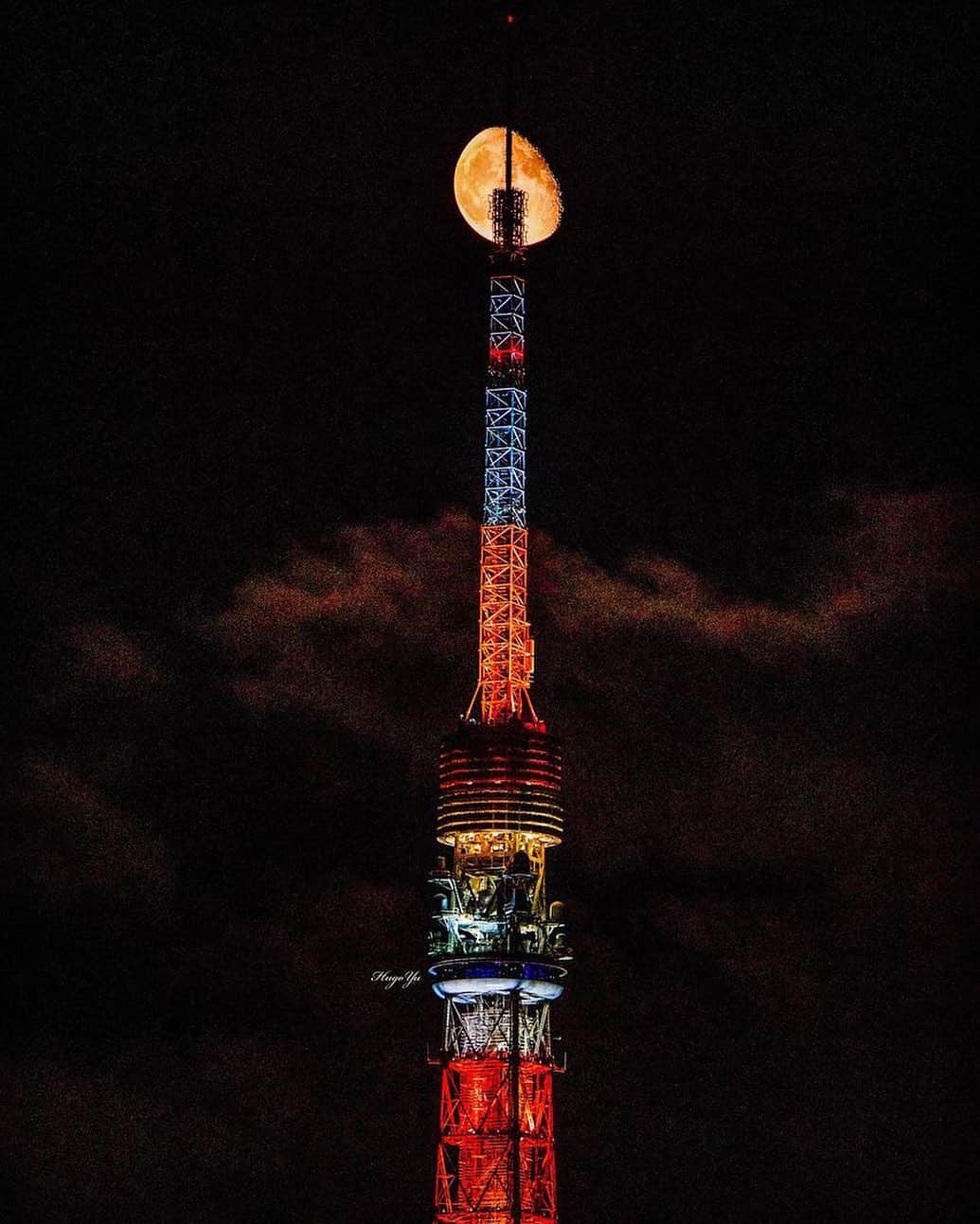 東京タワーさんのインスタグラム写真 - (東京タワーInstagram)「. 美しく輝くお月様🌖 背後にうっすら写る妖艶な雲☁️   ・春、夏、秋、冬 ・朝、昼、夕方、夜 ・晴れ、曇り、雨、雪 ・太陽、月、星   東京タワーがいろんな表情を 見せることができるのも、 自然の力があってこそ。   本日は、Your Tokyo Tower🗼から @oguhu426 さんのお写真をご紹介。   何と、一発撮りで撮影されたそうです！ 素敵なお写真をありがとうございました😊    --------------------------------  【 お知らせ 】  ■ Your Tokyo Tower 🗼  # your_tokyotowerで あなたの東京タワーをリポスト！  @tokyotower_official の タグ付けをしてくれると見つけやすいよ！  皆様からの投稿 どしどしお待ちしております！  ■ 公式LINE  東京タワー公式LINEでは 東京タワーのイベント情報を お届けしています！  詳細はプロフィールにあるリンクから↓ @tokyotower_official  --------------------------------  #東京タワー #東京タワー🗼  #tokyotower #tokyotower🗼  #月 #moon」9月10日 18時09分 - tokyotower_official