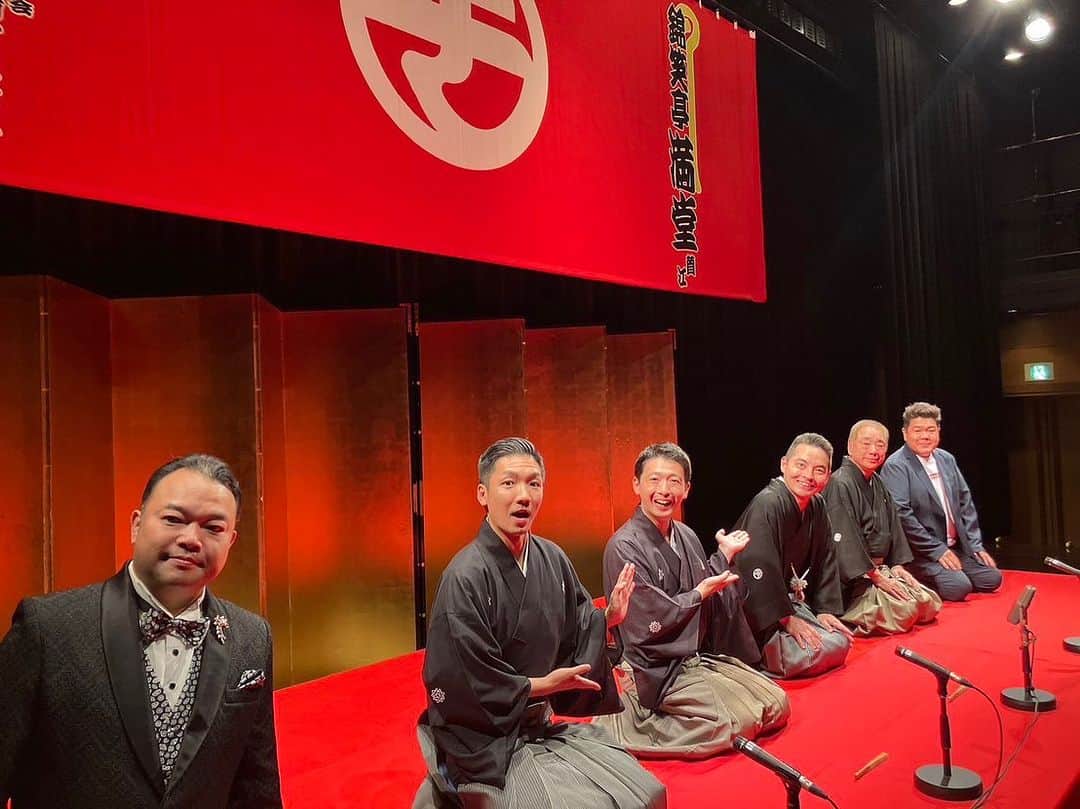 三遊亭とむのインスタグラム：「博多西鉄ホール披露興行 ありがとうございました！ ゲストのゴリけんさんには口上にも上がって頂きました。 さぁこれから大阪へ #ヤン日　生放送！！！」