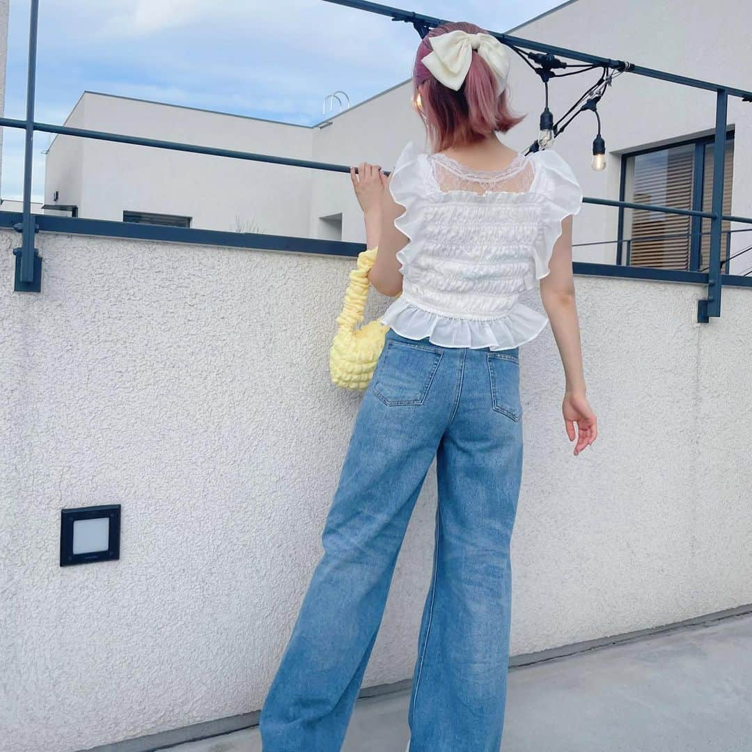 平野友里（ゆり丸）さんのインスタグラム写真 - (平野友里（ゆり丸）Instagram)「👖  下北沢でカフェ巡りした日の #ゆり丸コーデ 🍥🤍  白とデニムでシンプルに👖✨ 差し色に黄色のポップコーンバッグを持ったよ〜〜🍿💛 ぽこぽこしててかわちい🌽  全身プチプラ🥰🤍  ・ ・ ・ ・  #コーデ #コーデ記録 #コーディネイト #コーディネート #ootd  #ootdfashion #ingni #ingniコーデ #grl #grl購入品 #grlコーデ #グレイル #グレイル購入品 #グレイルコーデ #グレイル女子 #gu #ジーユー #ジーユーコーデ #ジーユー購入品 #ポップコーンバッグ #ポップコーン生地 #プチプラ #プチプラコーデ #プチプラファッション #プチプラ高見えコーデ #下北沢 #下北沢駅 #ゆり丸 #アイドル」9月10日 18時20分 - yurimaruchan___