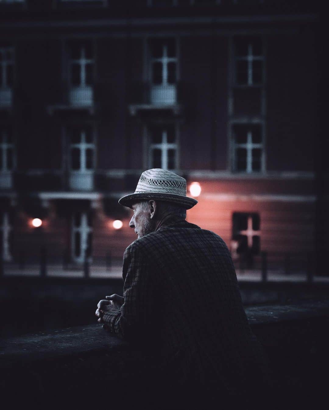 Thomas Kakarekoさんのインスタグラム写真 - (Thomas KakarekoInstagram)「Berlin‘s Silent Narratives  Starting 13 years ago with just a phone and Berlin as my canvas, street photography laid my foundation. While my style has expanded over the years, the essence of capturing candid moments in this city remains unchanged. This gallery reflects on that journey and how it continues to shape my work.  #berlin」9月10日 18時14分 - thomas_k