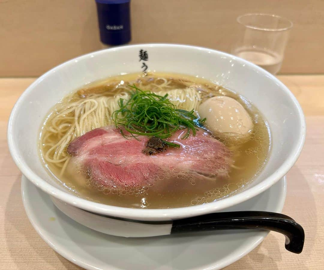 本谷亜紀さんのインスタグラム写真 - (本谷亜紀Instagram)「麺うらたの塩SOBAと鯛めし🍜優しいトリュフの香り🤭自由が丘は雑貨とかのイメージであまりご飯を食べるイメージは無かったけど。歩いてみたら良さそうなお店がたくさんあって楽しそうだったなぁ💓  #麺うらた　#自由が丘ランチ  #ラーメン #らーめん #麺スタグラム #つけ麺 #ランチ #中華そば #🍜」9月10日 18時14分 - akichi0518_ramen