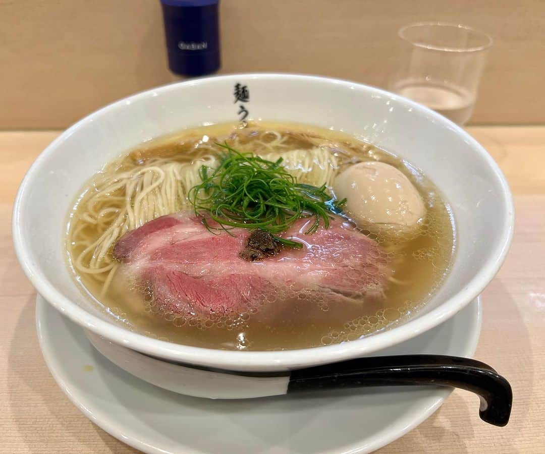 本谷亜紀のインスタグラム：「麺うらたの塩SOBAと鯛めし🍜優しいトリュフの香り🤭自由が丘は雑貨とかのイメージであまりご飯を食べるイメージは無かったけど。歩いてみたら良さそうなお店がたくさんあって楽しそうだったなぁ💓  #麺うらた　#自由が丘ランチ  #ラーメン #らーめん #麺スタグラム #つけ麺 #ランチ #中華そば #🍜」