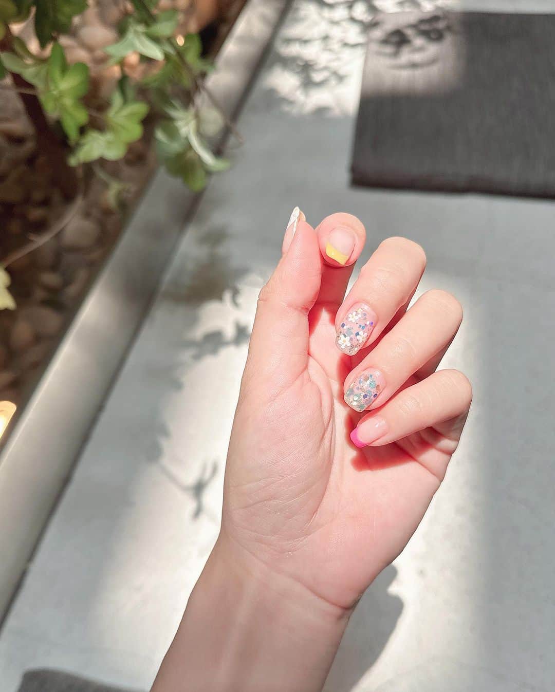 郭圈圈のインスタグラム：「8月的指甲🎂🌼🌈🧡✨💓 By @yournailsalon_19 💅🏻 走一個繽紛閃亮的路線～超級夏天☀️餅乾還幫我畫了一個好可愛的蛋糕獻給8月壽星的me🥳 剛好去了趟越南🇻🇳整個也好搭🫶🏻 - 後半段紀錄短短的第三天 只有去吃早午餐然後我就去機場了✈️在機場又吃了一碗河粉（雞肉的唷！也好吃😋）」