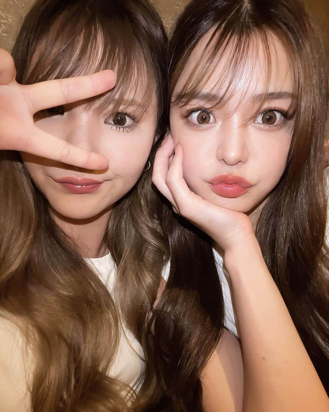 Nanamiのインスタグラム：「. こんな写真の撮り方よくしたよね、 って昔みたいに撮ってキャッキャした👯 しかも居酒屋で(小声)」