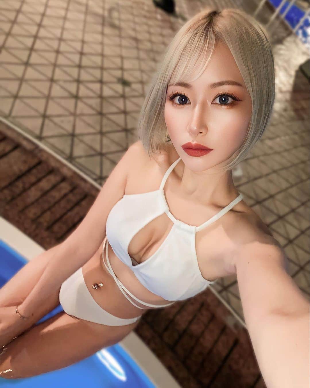 橘りあのインスタグラム：「も〜夏も終わりに近づいてて悲しい😭🌴 . . #プール #水着 #水着女子 #水着ギャル #金髪ボブ #金髪ショート #pool #poolside #bikini #bikinigirl #philippines #ビジョビ #美容 #🇵🇭」