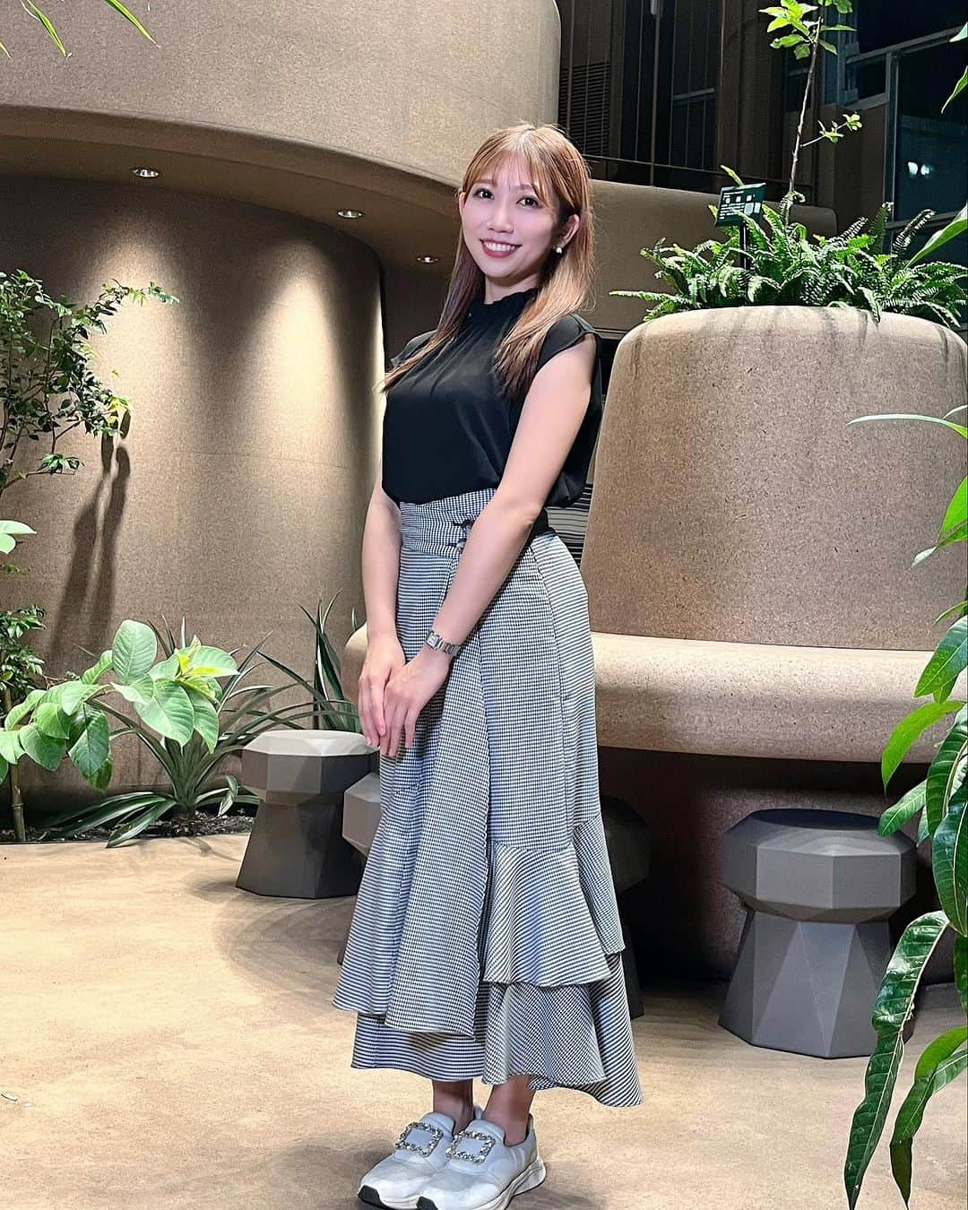 黒田菜月のインスタグラム：「暑いけど今週も頑張りましょ🫠 #気象予報士 #フリーアナウンサー #セントフォース #中継 #渋谷 #猫も伸びる暑さ #立ち耳長毛スコ #ブラッシングしないと」