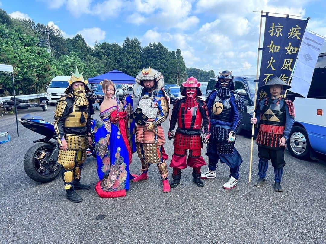 MIUのインスタグラム：「甲冑スタントのみなさんと😎😎  そして、名もなき賞や桜井MIU賞受賞おめでとうございます👑  2&4 MOTOR FESTA 2023🛵」