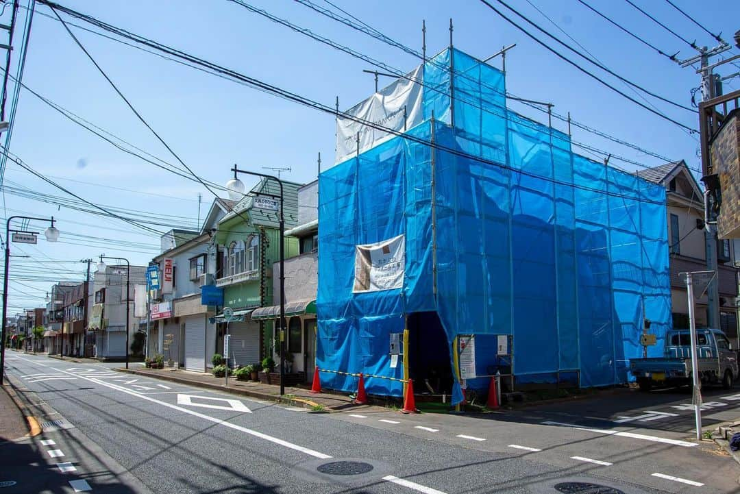 岡庭建設株式会社さんのインスタグラム写真 - (岡庭建設株式会社Instagram)「＼ 工事進行中 !! ／  ＝地域の職人たちと世界的建築家がコラボレーション＝  建築板金をコンセプトにした 【#和國商店（わくにしょうてん）@wakunishoten 】 の実店舗が東村山市青葉商店街にopenいたします！  施主はおかにわワークスでもある#ウチノ板金 さん。 @uchinobankin   デザイン監修を #隈研吾建築都市設計事務所 さん。 @kkaa_official   そして設計・施工を 当社#岡庭建設 が担当しています。 @okaniwastyle  @okaniwa_reform_koubou  @okaniwa_works   屋根や外壁などの建物の外装工事を中心に、 近年は板金の折鶴や壁掛けオブジェの 製作販売事業を展開するウチノ板金さん。  【和國商店】はそんな建築板金職人たちの 技術を発信する工芸品ブランド。  当社の家づくりにも永きに渡り協力業者さん （通称：#おかにわワークス ）として携わり  常にお力添えくださっている職人さんたちの 熱い想いが詰まったプロジェクトです。     現在は大工工事真っ只中！  #おかにわリフォーム工房 のスタッフを主導に 設計・監督・大工・職人 ひとつひとつ慎重に、丁寧に、進めております。  進捗は追ってご報告させていただきます。  お楽しみにしていただけますと幸いです。  ☕️ ▶︎ @wakuni_cafe ... 　　オープニングスタッフ募集中のようです✨ 　　ご関心がある方はぜひお問い合わせください☺️  . . .  ･････････････････････････････････   《みんなでつくるいえ、みんなでまもるいえ。》  #東京都 #西東京市 の地域工務店、岡庭建設です。  家づくりに関するご相談 資料請求・お問い合わせ先は プロフィールのURLからどうぞ📩 ▶︎ @okaniwastyle   施工事例や住まい手さまの暮らしぶりが見れます📷 ▶︎ #岡庭建設 #okaniwastyle   リノベーションのご相談はこちらへ🏠 ▶︎ @okaniwa_reform_koubou   ･････････････････････････････････  #東村山市 #店舗リノベーション #リノベーション  #空き家リノベーション #空き家活用 #空き家再生」9月10日 18時19分 - okaniwastyle