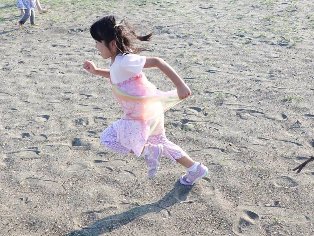 横山愛子さんのインスタグラム写真 - (横山愛子Instagram)「夏休み中ずっとお魚育てたい!と子供達言っていたけど…後回しにしていて😂 ９月になってようやく水族館🐟へ行けたことをきっかけに再燃❣️ ついに熱帯魚飼育に挑戦(=^▽^)σ 実家では父が育ててくれていたけど、自分で飼うのは初めて！まずは飼いやすい【グッピー・ネオンテトラ・アカヒレ・コリドラス】に😄  主人は超初心者で乗り気じゃなかったのに、いざ帰宅すると一番喜んでる💡❤️どうやら熱帯魚にはまったらしい！まずはコンパクトサイズだけど、だんだん水槽大きくできたらいいな(^_^) #3歳8ヶ月#5歳7ヶ月#年子#2歳差育児#こどものいる暮らし #熱帯魚#水族館#水槽のある暮らし#水槽インテリア #プレママ#横山愛子#ホリプロ#整理収納アドバイザー2級 #ユーキャン勉強中」9月10日 18時20分 - aiaiko8