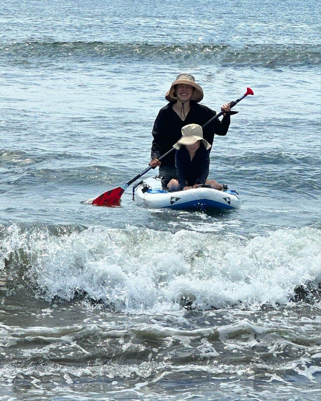 鈴木六夏のインスタグラム：「オンとオフ。  サクッと海時間が持てることは 海のある街に住んで良かったことだなぁと、今日。海の中でジワジワ思いました。  ゆうても、そんなにいつもいつも 行けるわけじゃなく、せっかく住んでるんだからもっと楽しもう。っていつも思うのに、日常は生活に追われていたり 休日もグダグダとすぎてしまったりもする。  けどやっぱり自然の中で遊んでいる子どもの顔はほんとに輝いていて嬉しくなるし、大人こそ最高のリラックス✨ 完全に自分をOFFにすることが上手じゃない自分にとって、こうゆう時間をもっともっと増やしてあげたいなと思う。 それに 海のキラキラした水面をいつも見ている人は目がキラキラになる。、🤩って昔聞いたこと、あるし✨✨  メリ、ハリ！コレがテーマだ。  皆さんはどんな休日をお過ごしでしたか？」