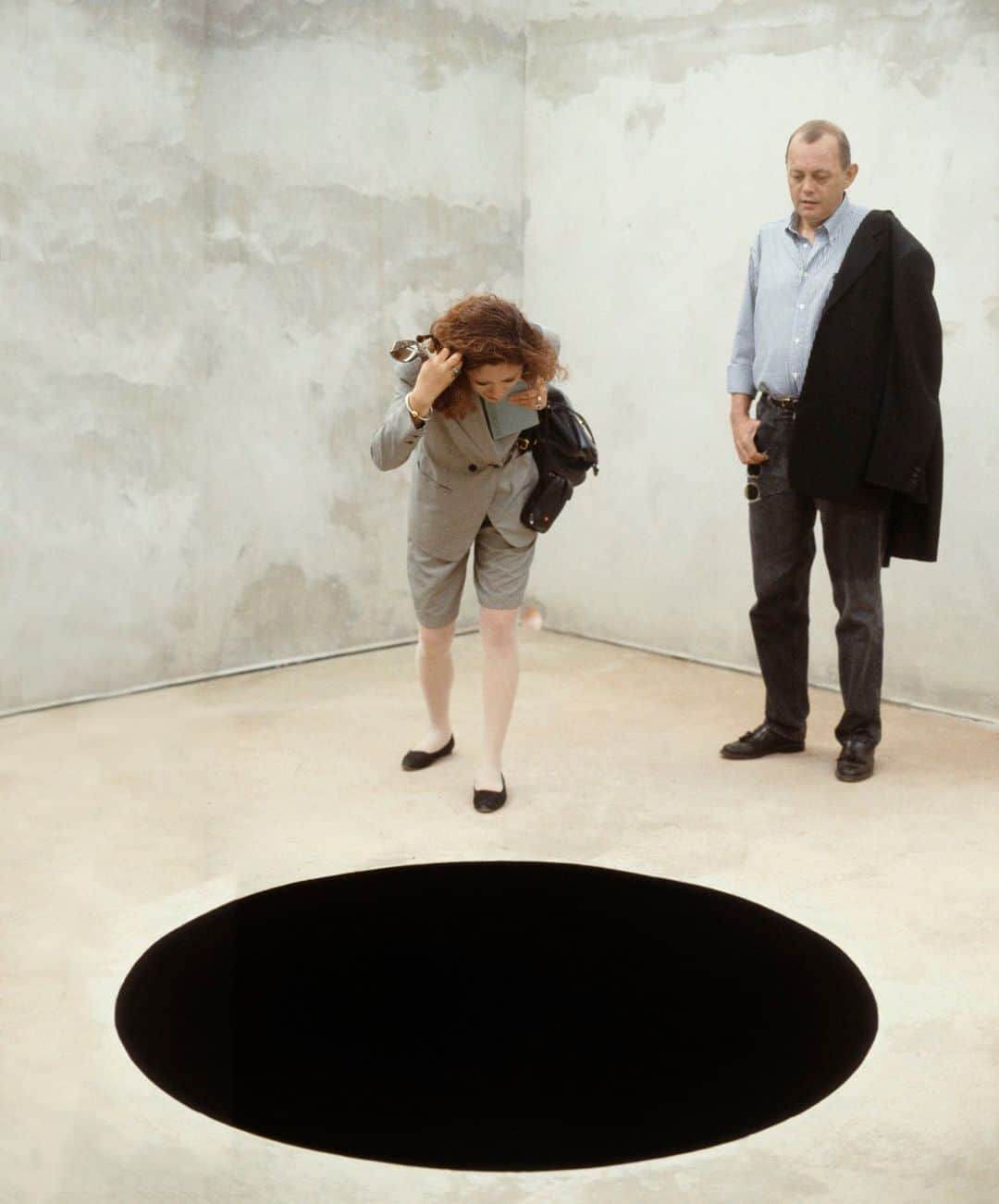 パラッツォストロッツィのインスタグラム：「Aspettando #AnishKapoor: pt.2 Nel 1992 Anish Kapoor partecipa alla IX edizione di “Documenta”, a Kassel, con “Descent into Limbo”. L’opera consiste in un edificio a forma di cubo con un foro circolare al centro del pavimento. I lati del buco sono rivestiti di pigmento nero, creando l'illusione di un abisso senza fondo.  “Anish Kapoor. Untrue Unreal” sarà aperta a Palazzo Strozzi dal 7 ottobre 2023 al 4 febbraio 2024. Scopri di più sulla mostra e acquista il tuo biglietto al link in bio. _ In 1992, Anish Kapoor participates at the IX edition of “Documenta” in Kassel, with “Descent into Limbo”. The work consists of a cube-shaped building with a circular hole in the centre of its floor. The sides of the hole are coated in black pigment, giving the illusion of a depthless void.  "Anish Kapoor: Untrue Unreal" will be open at Palazzo Strozzi from 7 October 2023 to 4 February 2024. _ Crediti: © Anish Kapoor. All rights reserved SIAE, 2023  #UntrueUnreal #PalazzoStrozzi #ContemporaryArt」